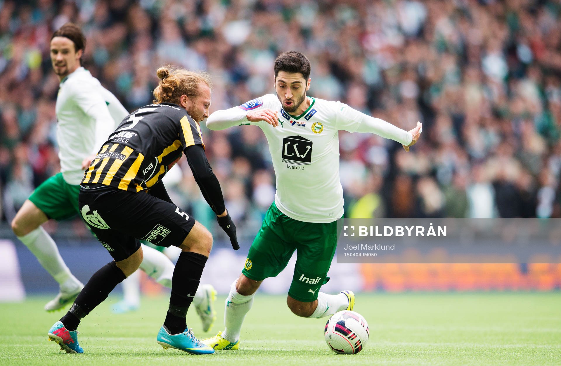 Häckens Emil Wahlström utmanas av Hammarbys Nahir Besara
