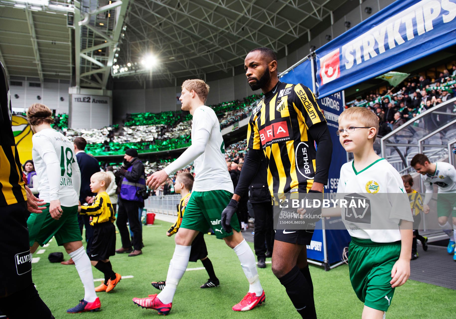 Häckens René Makondele gör entré till fotbollsmatchen i