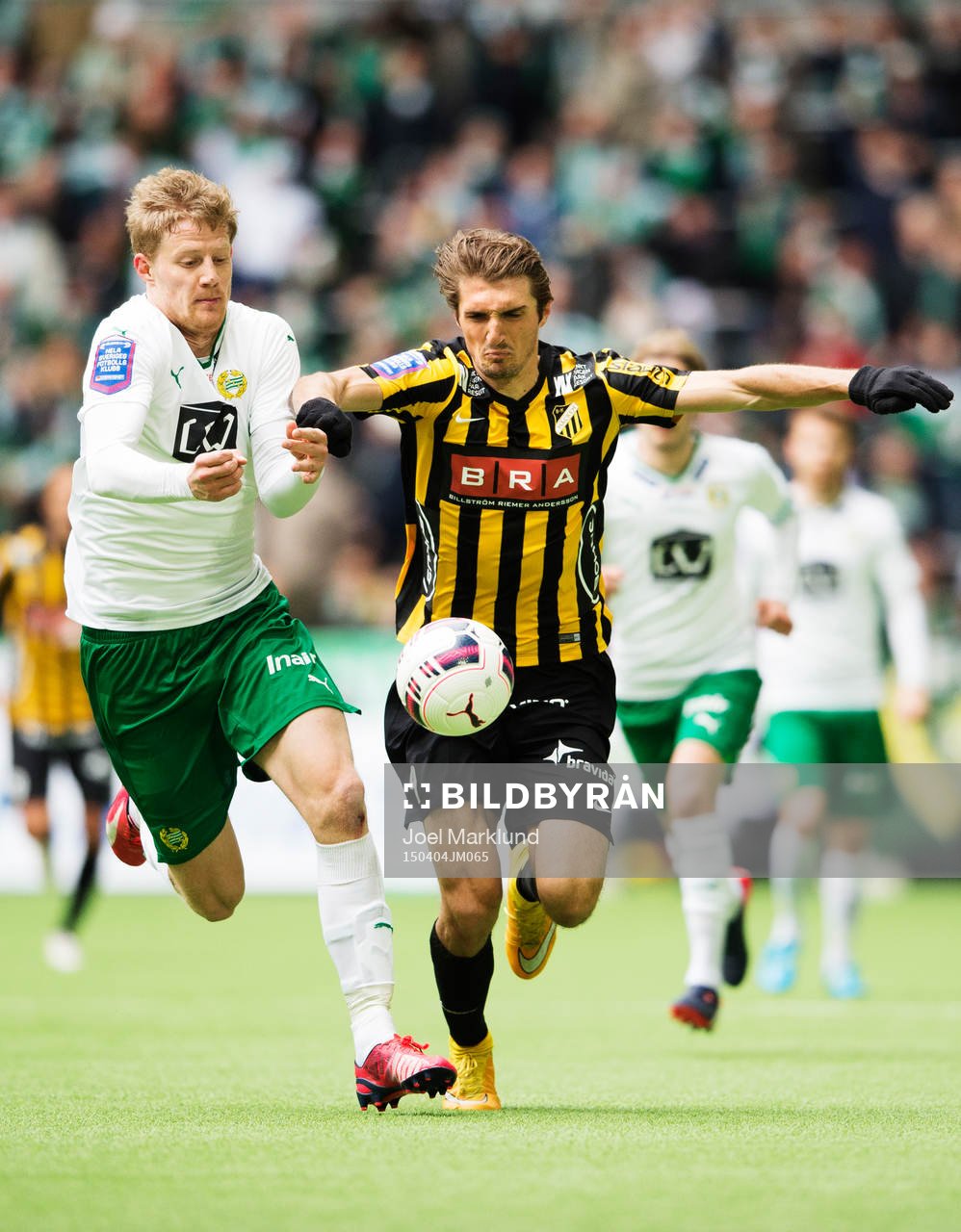 Hammarbys Lars Saetra kämpar mot Häckens Dardan Rexhepi