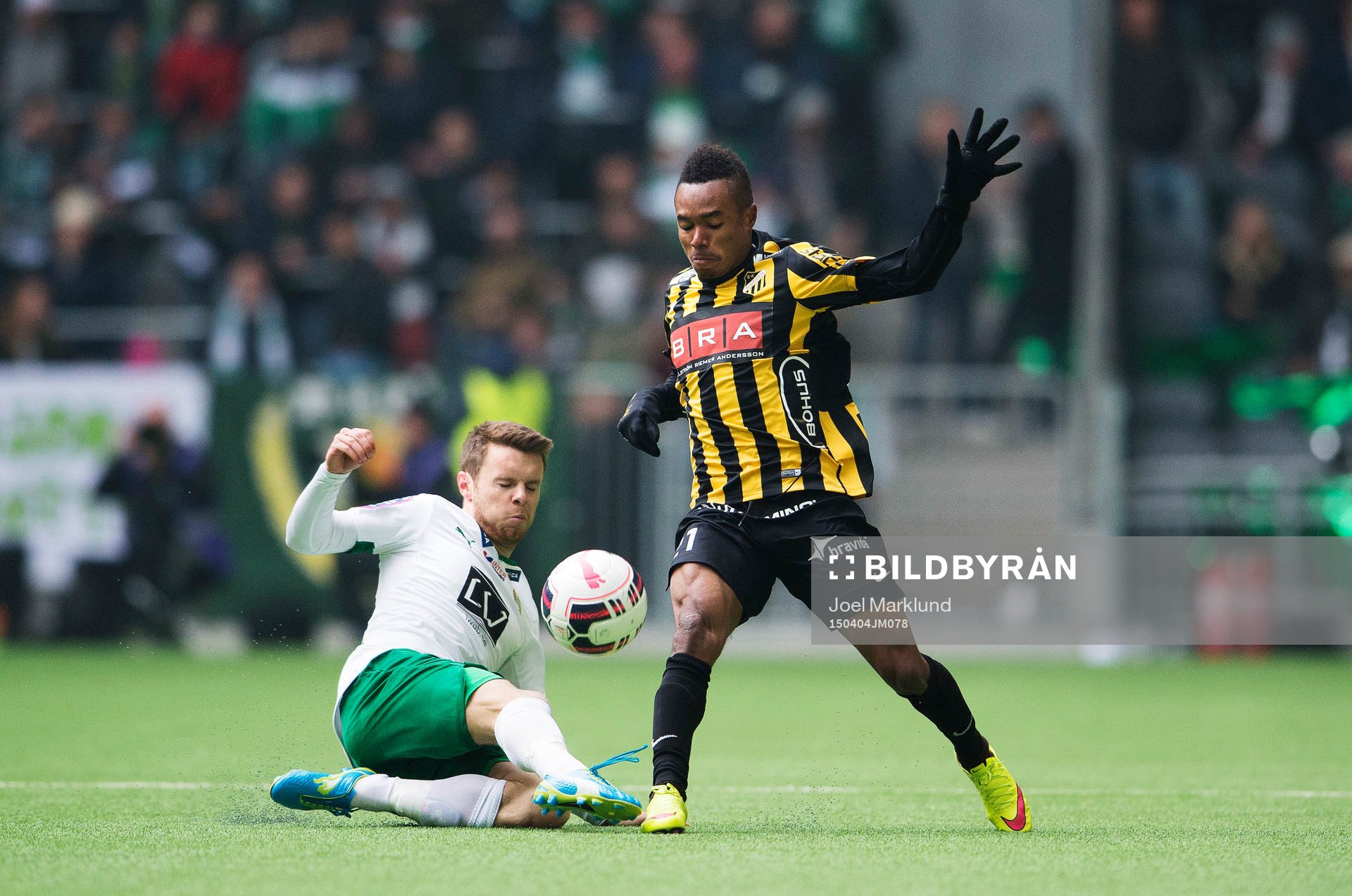Hammarbys Måns Söderqvist tacklar Häckens Nasiru Mohammed