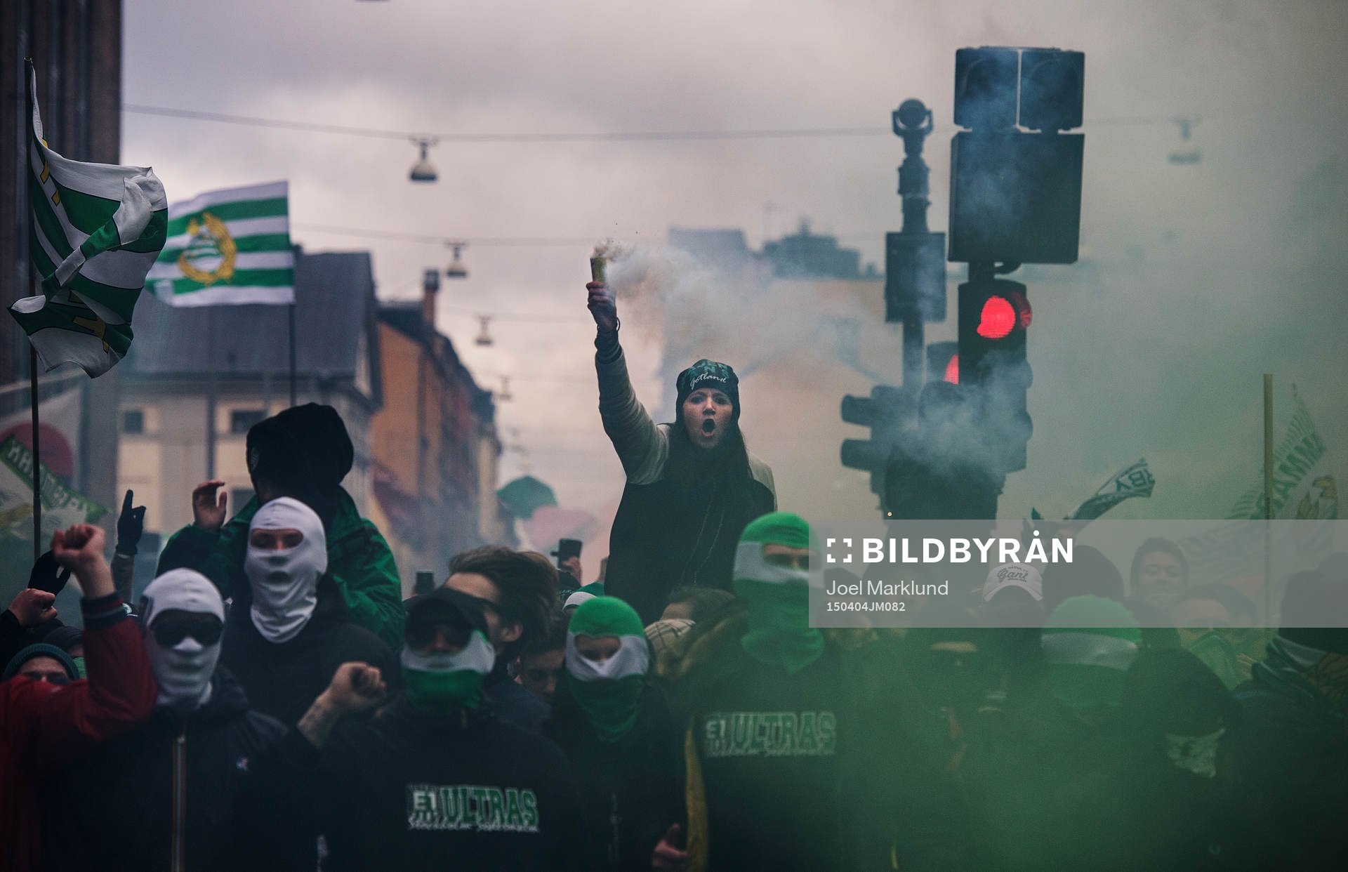 Hammarbys supportrar tänder bengaleldar och marscherar