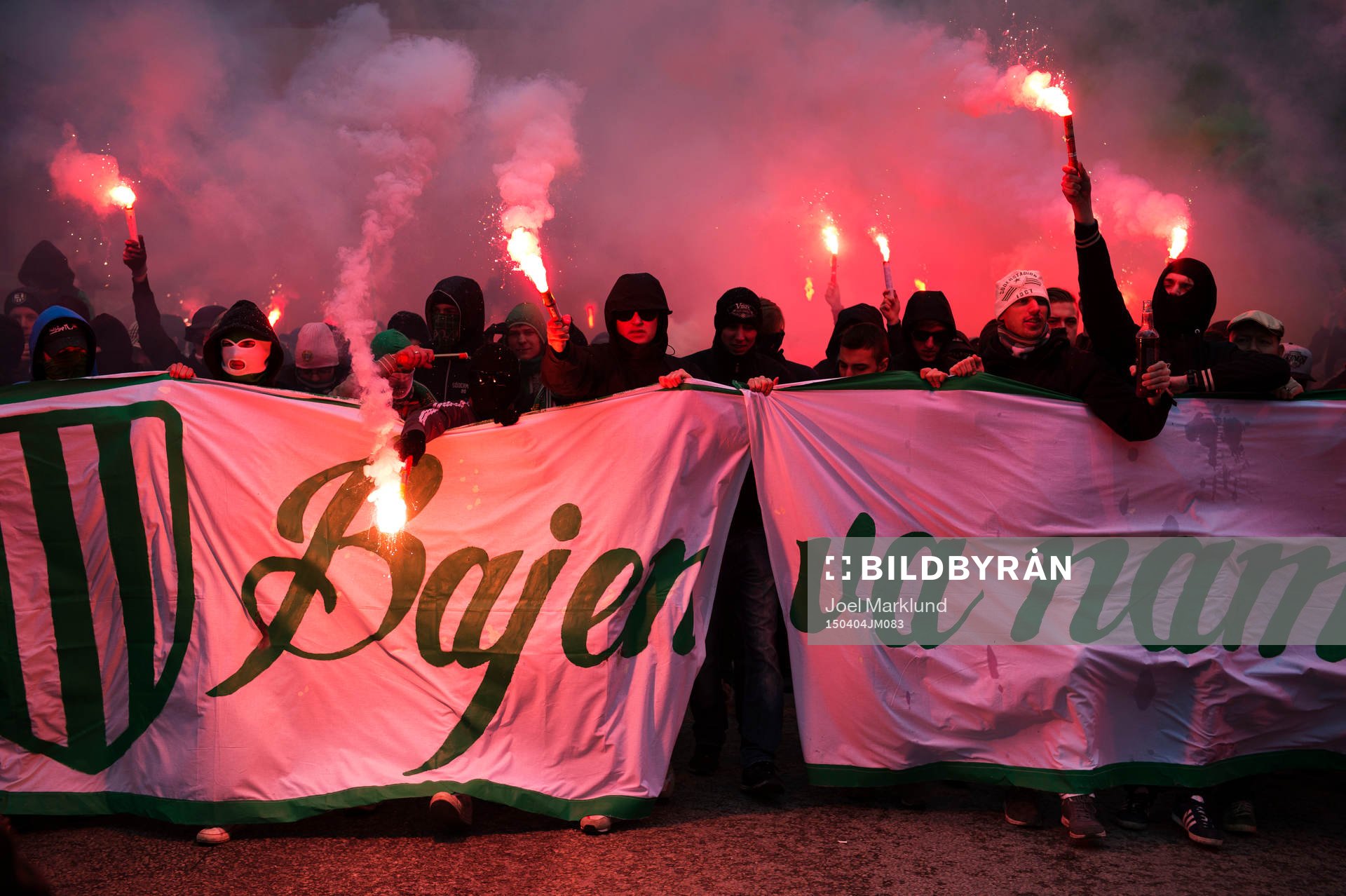 Hammarbys supportrar tänder bengaleldar och marscherar
