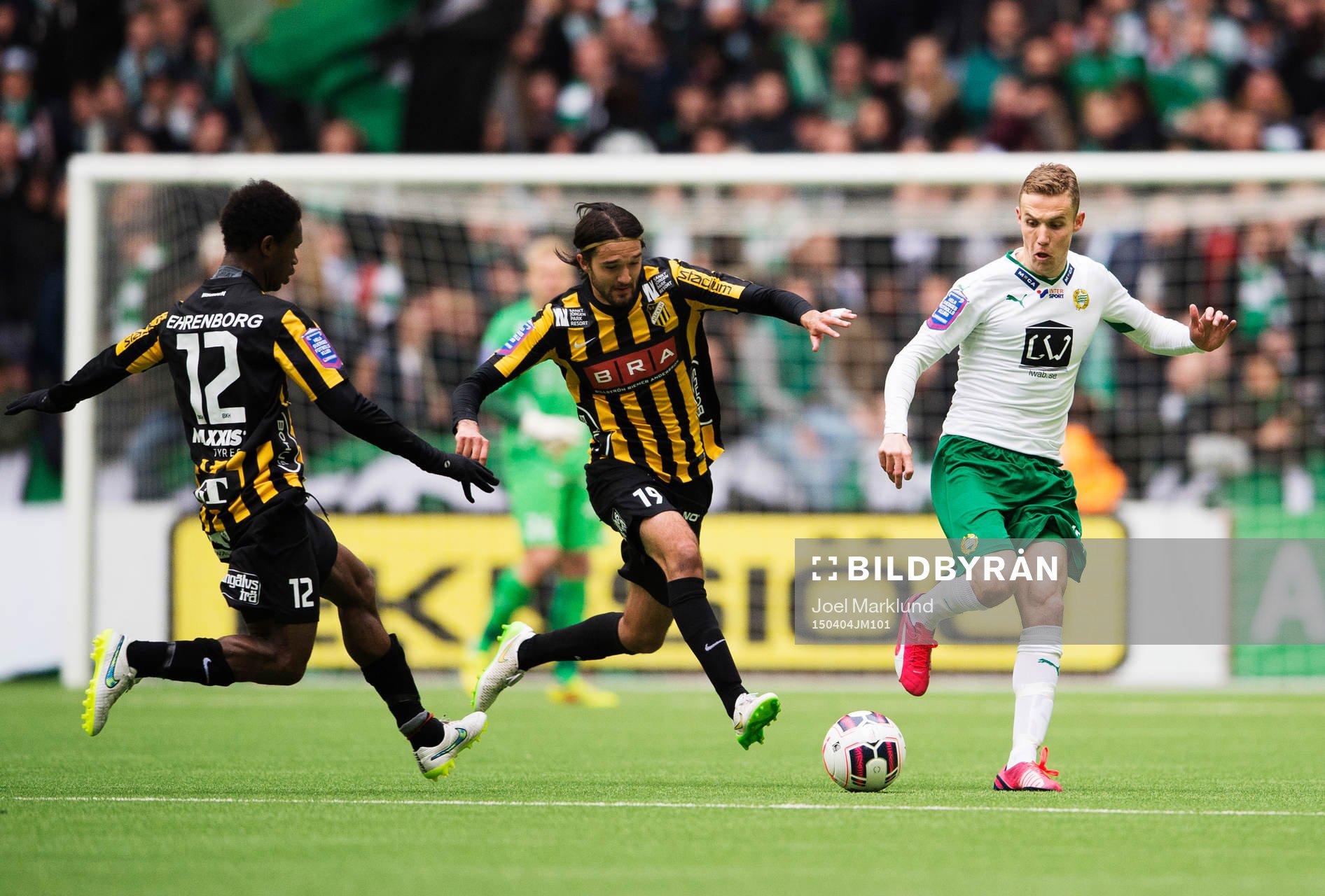 Häckens Mohammed Abubakari och Leonard Zuta jagar bollen