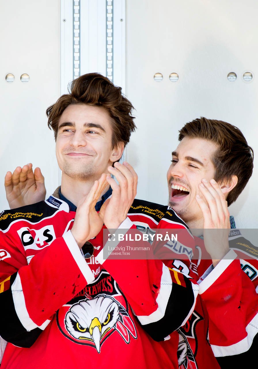 Malmö Redhawks Nils Andersson firar med Henrik Hetta när