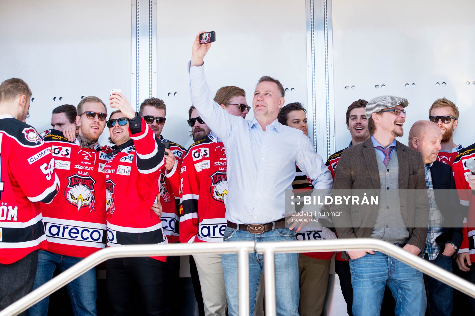 Malmö Redhawks tränare Mats Lusth fotograferar när