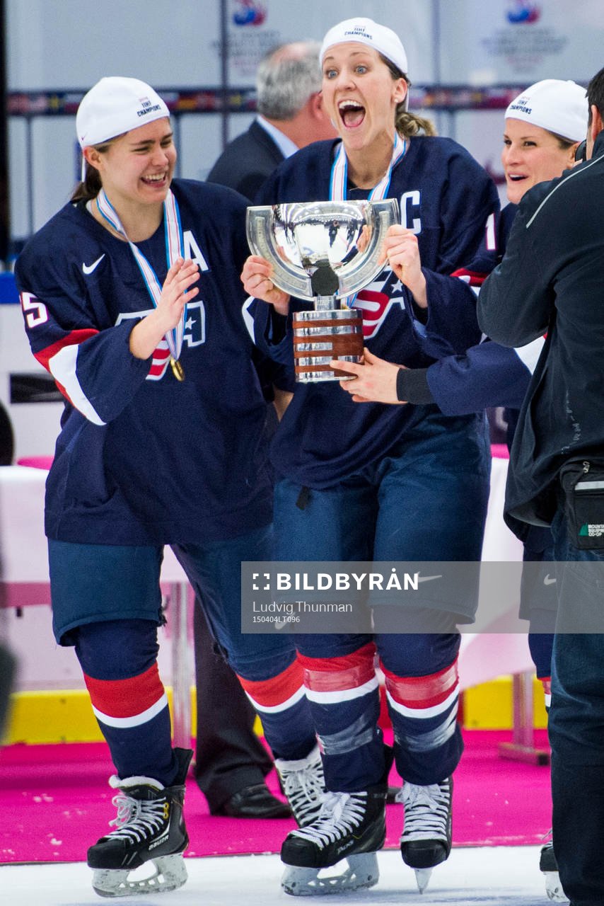 Usas Anne Schleper och Meghan Duggan firar med pokalen