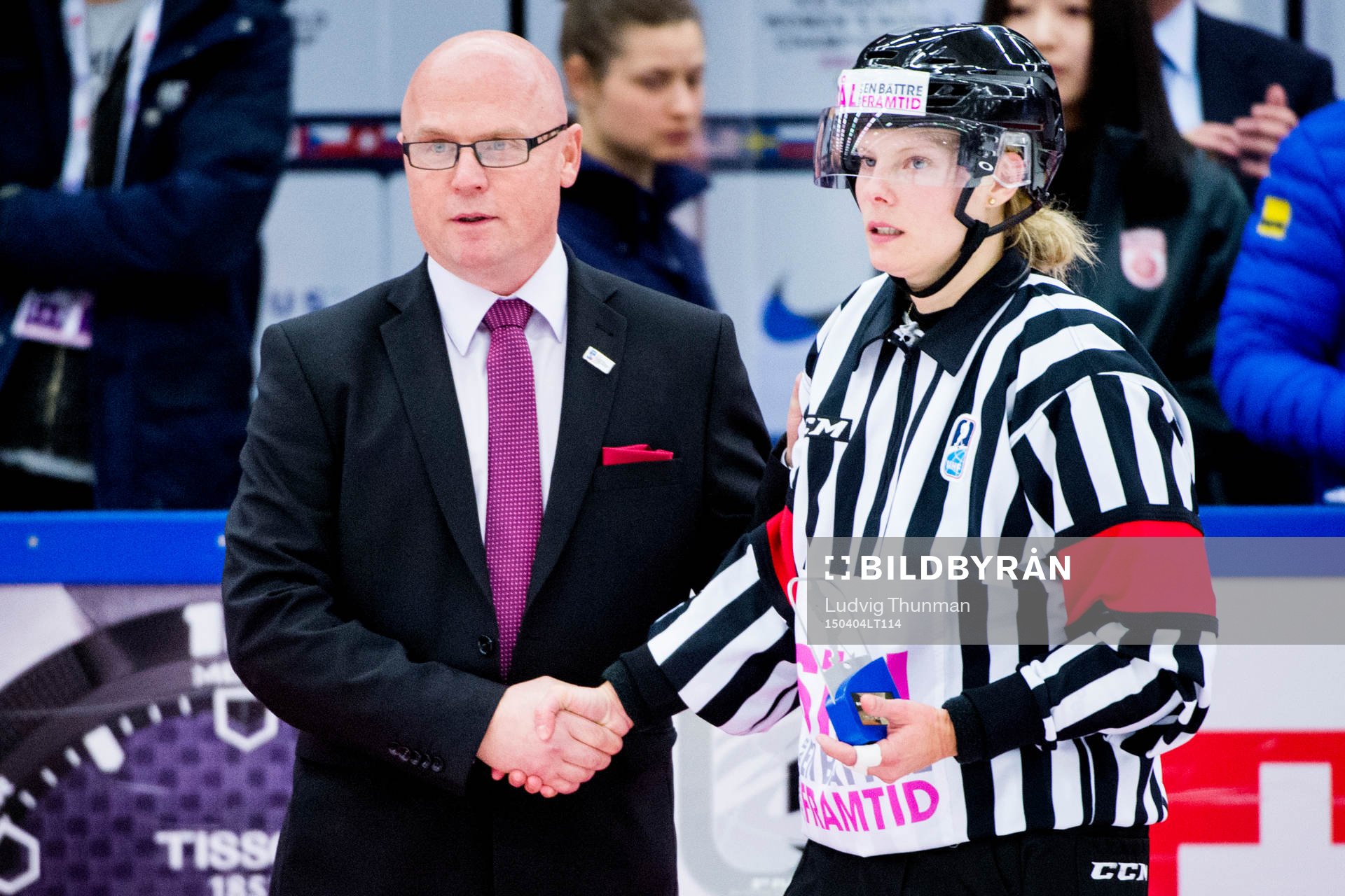 Svenska domaren Katarina Timglas får pris av Dam-VMs