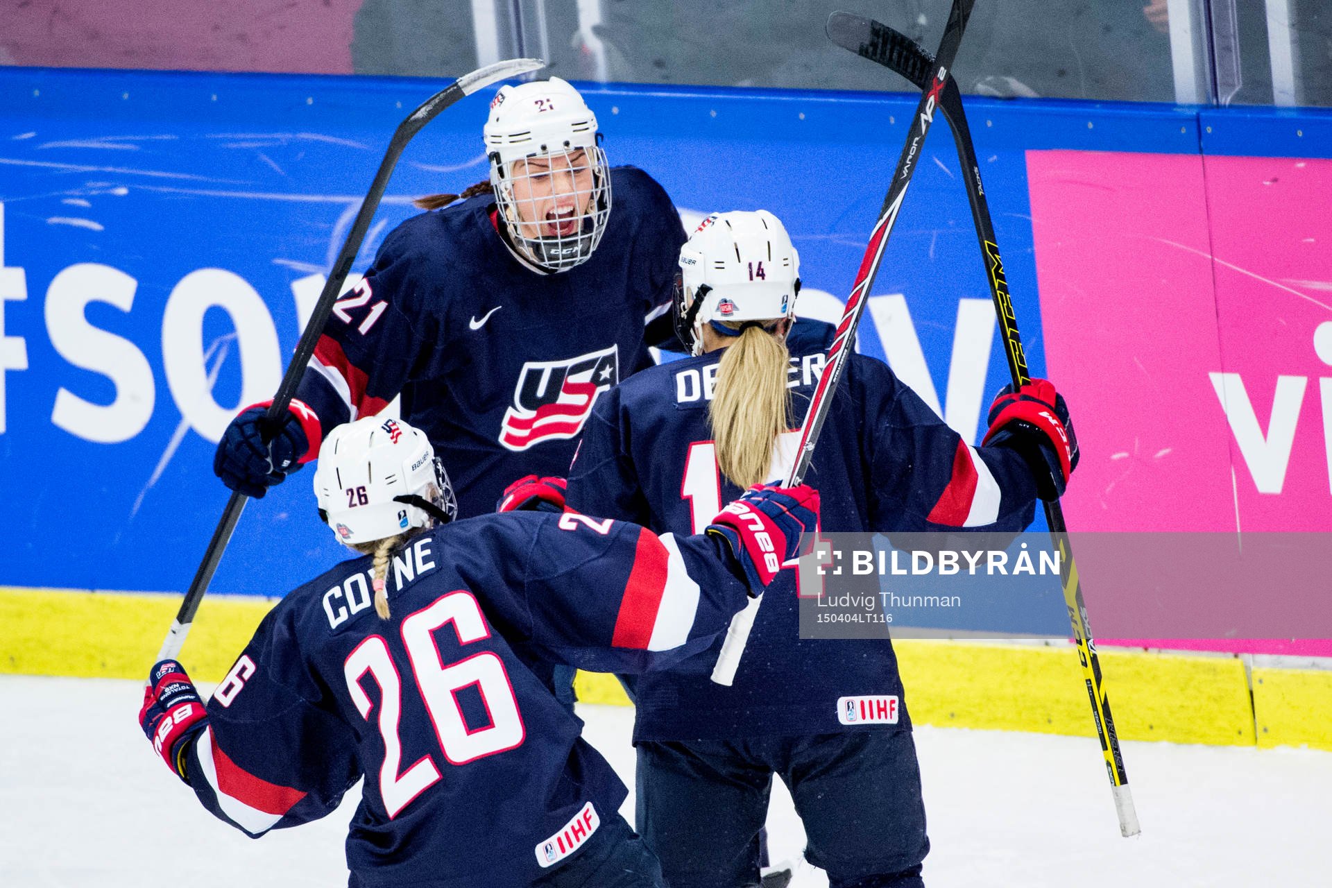 Usas Hilary Knight jublar med Brianna Decker och Kendall