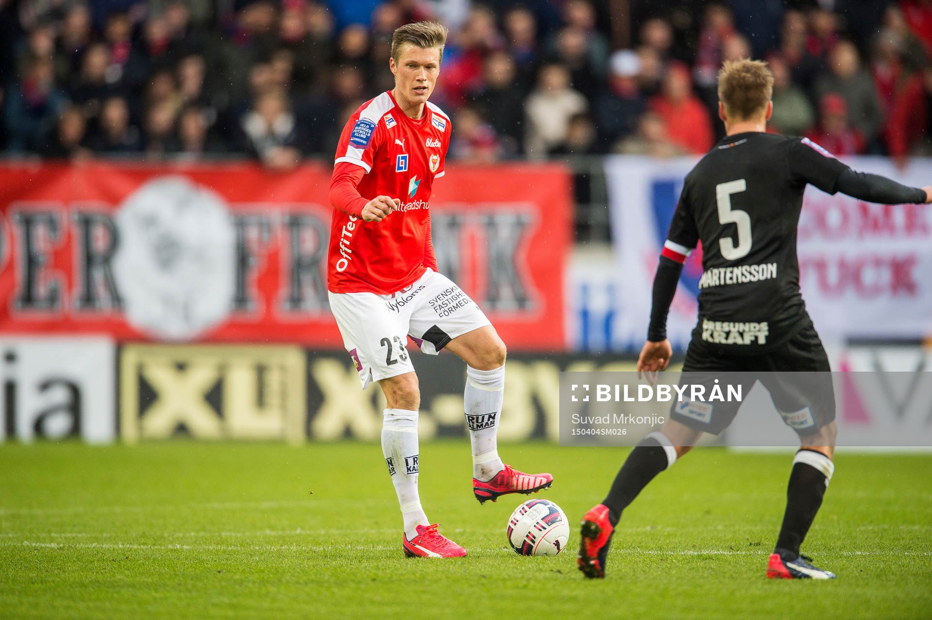 Kalmars Viktor Elm och Helsingborgs Johan Mårtensson under fotbollsmatchen i allsvenskan mellan Kalmar och Helsingborg den 4 april 2015 i Kalmar.
