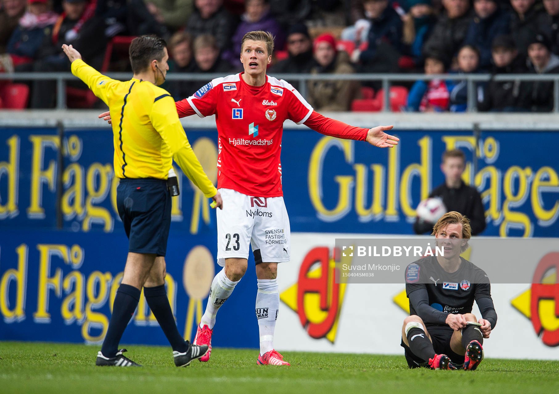 Kalmars Viktor Elm och domaren Bojan Pandzic samt