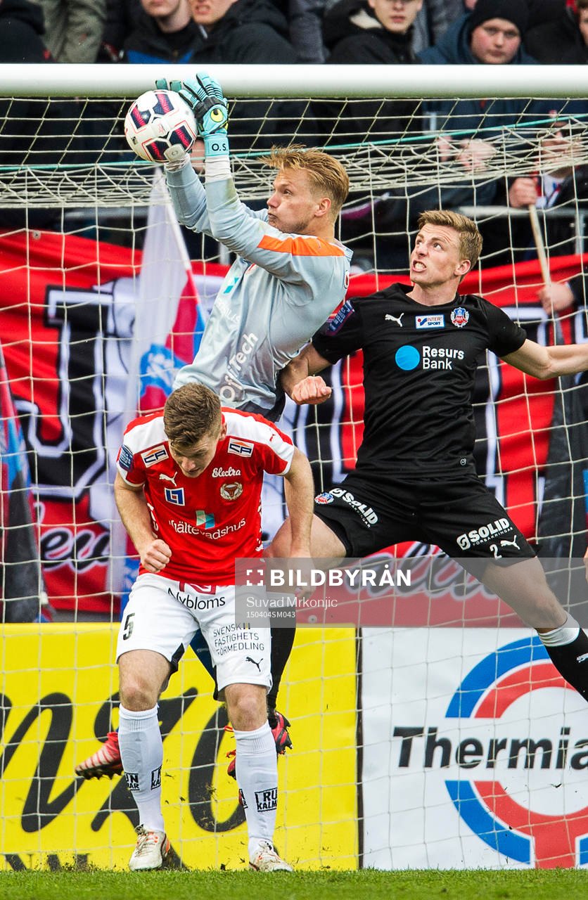 Kalmars målvakt Ole Söderberg i kamp om bollen med