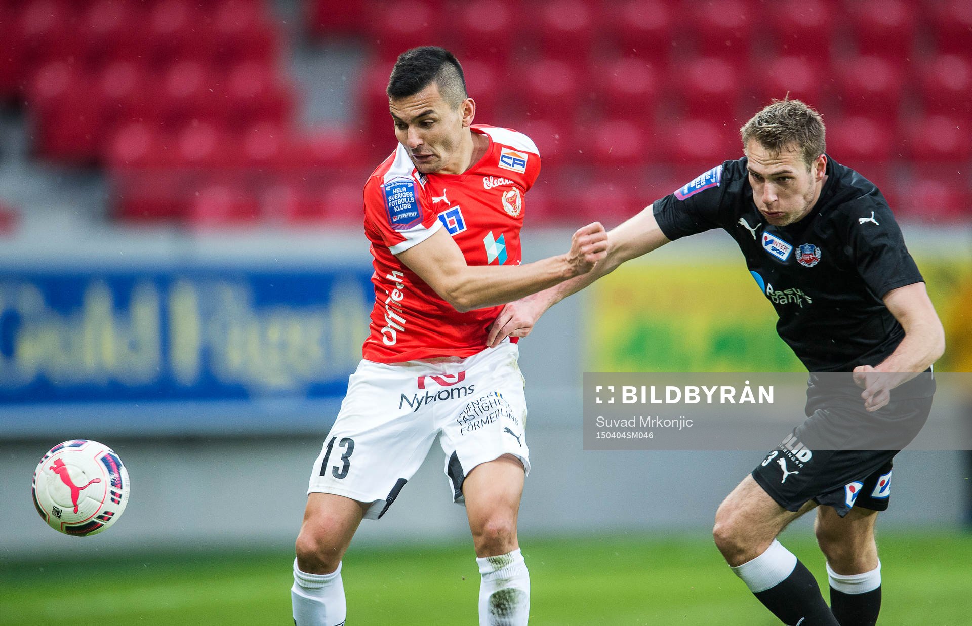 Kalmars Emin Nouri och Helsingborgs Frederik Helstrup under fotbollsmatchen i allsvenskan mellan Kalmar och Helsingborg den 4 april 2015 i Kalmar.