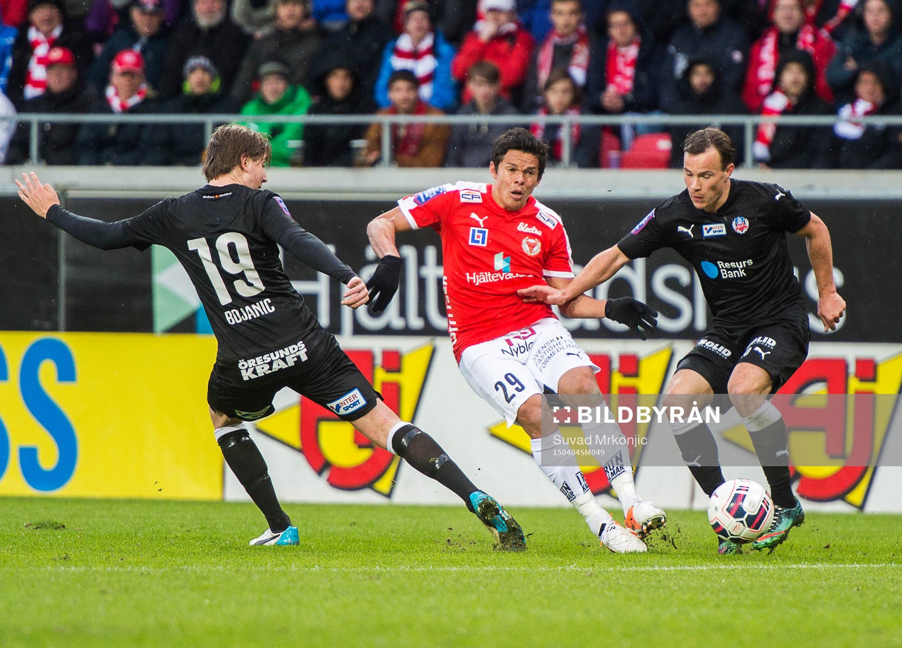 Helsingborgs Darijan Bojanic (v) och Anton Wede (h) i kamp