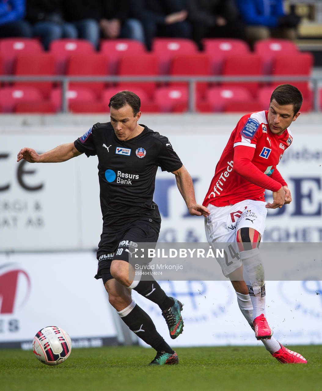 Helsingborgs Anton Wede och Kalmars Filip Sachpekidis under fotbollsmatchen i allsvenskan mellan Kalmar och Helsingborg den 4 april 2015 i Kalmar.