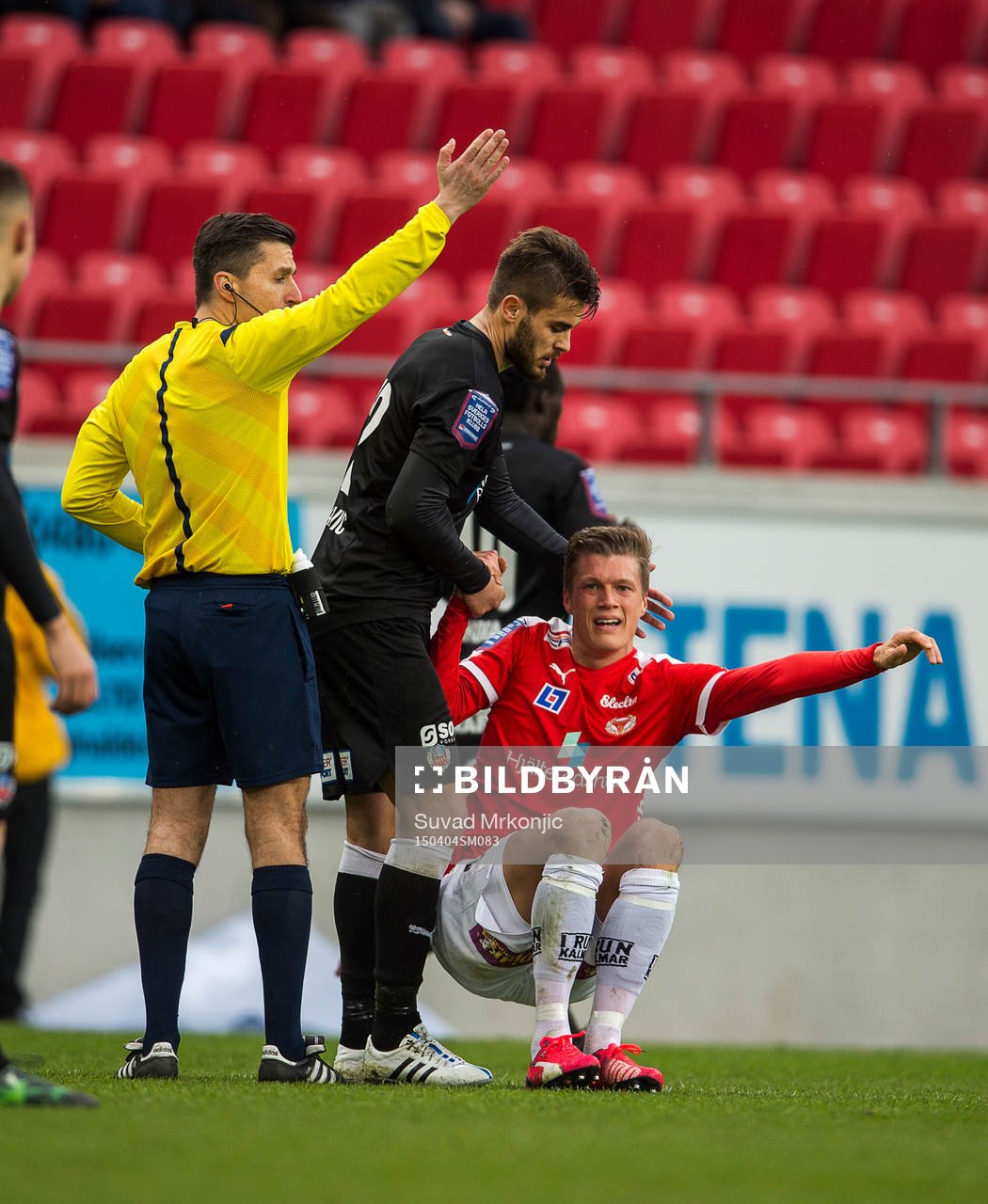 Domaren Bojan Pandzic samt Helsingborgs Astrit Ajdarevic