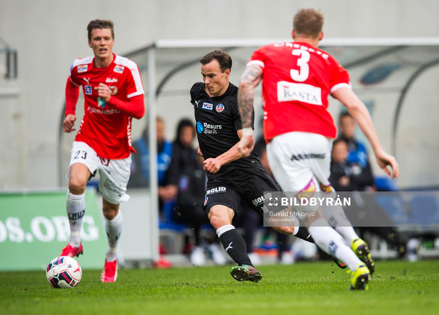 Kalmars Viktor Elm (v) och Kalmars Marcus Nilsson (h) med Helsingborgs Anton Wede under fotbollsmatchen i allsvenskan mellan Kalmar och Helsingborg den 4 april 2015 i Kalmar.