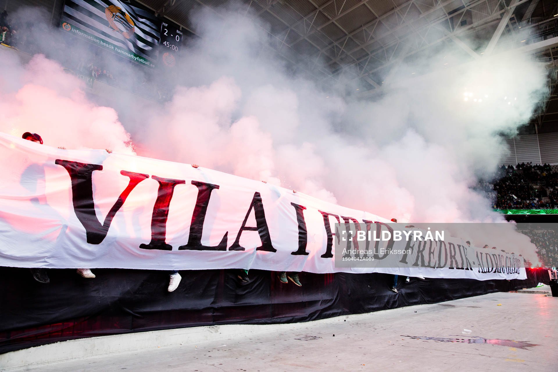 Hammarbys supportrar med en banderoll och bengaler