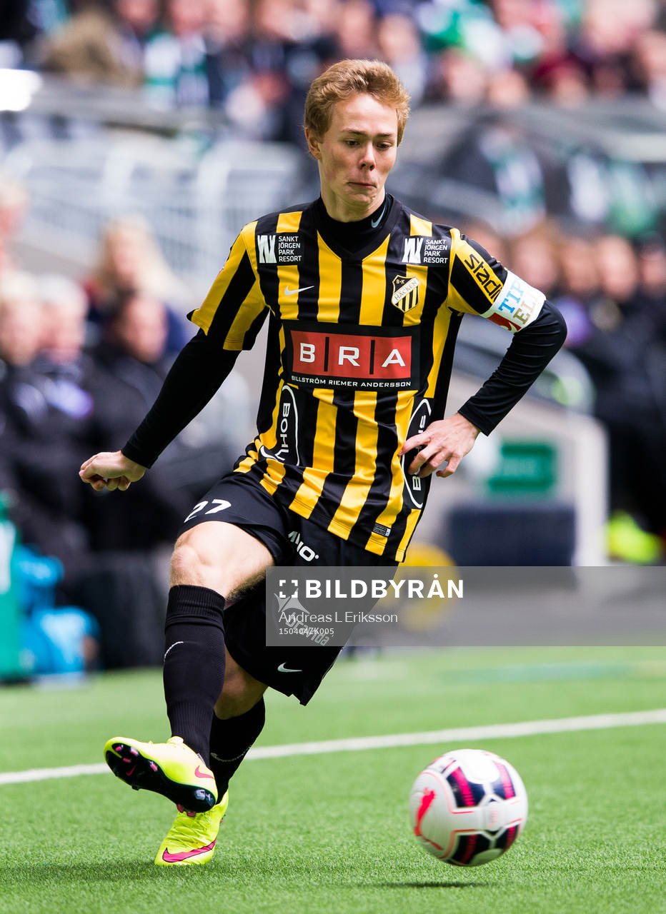 Häckens Joel Andersson med bollen