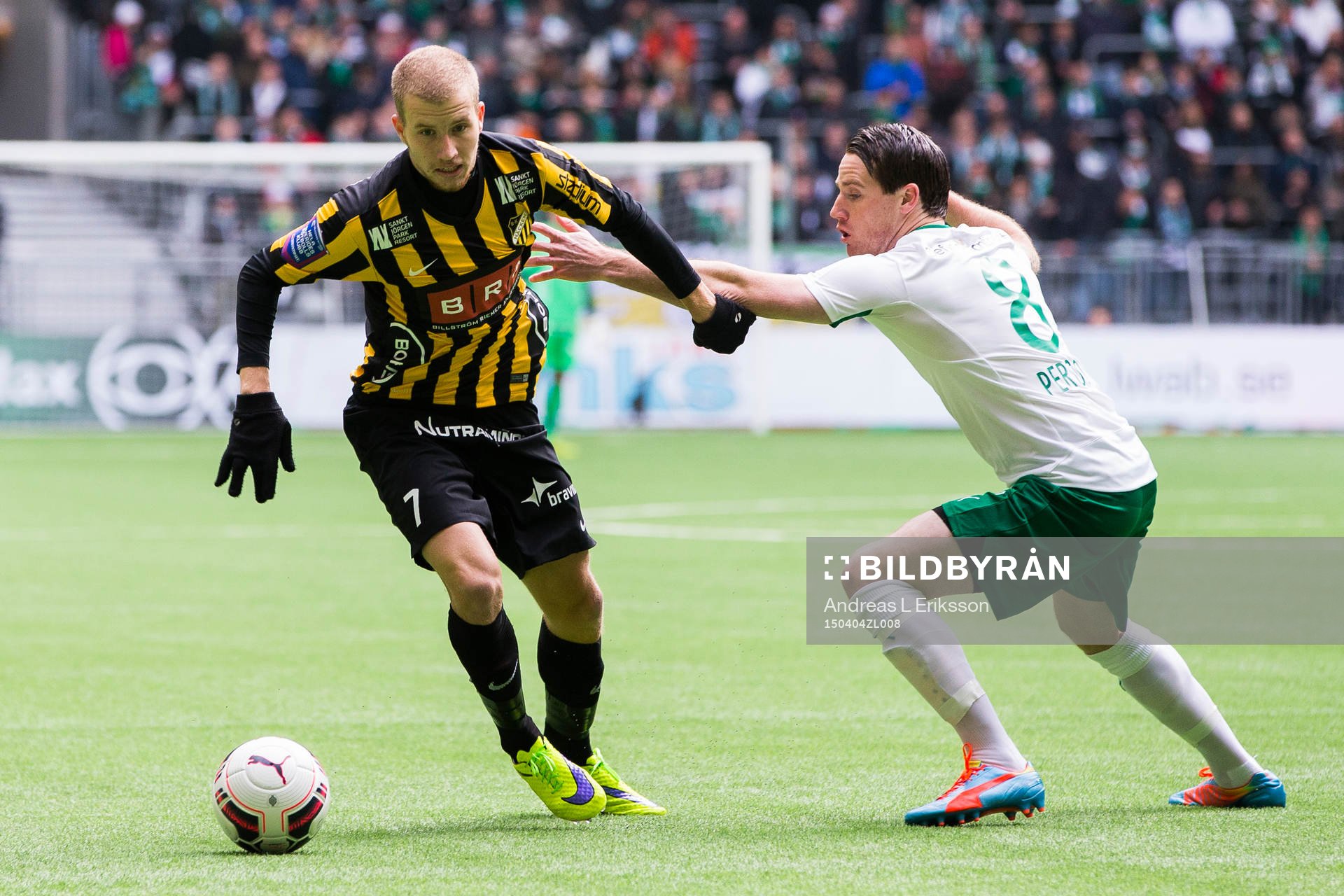 Häckens Simon Gustafson tar sig förbi Hammarbys Johan