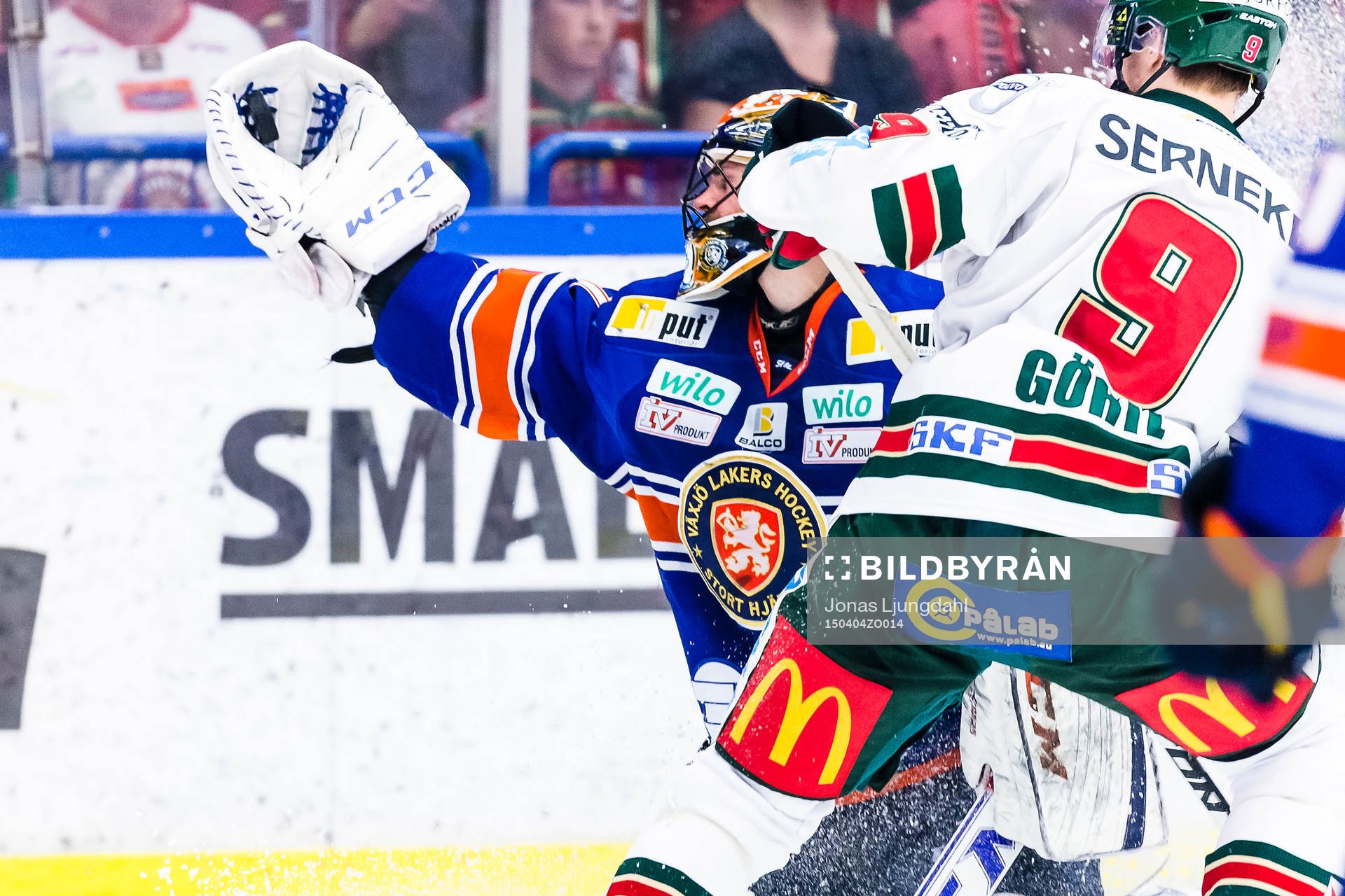 Växjös målvakt Cristopher Nihlstorp tar pucken i