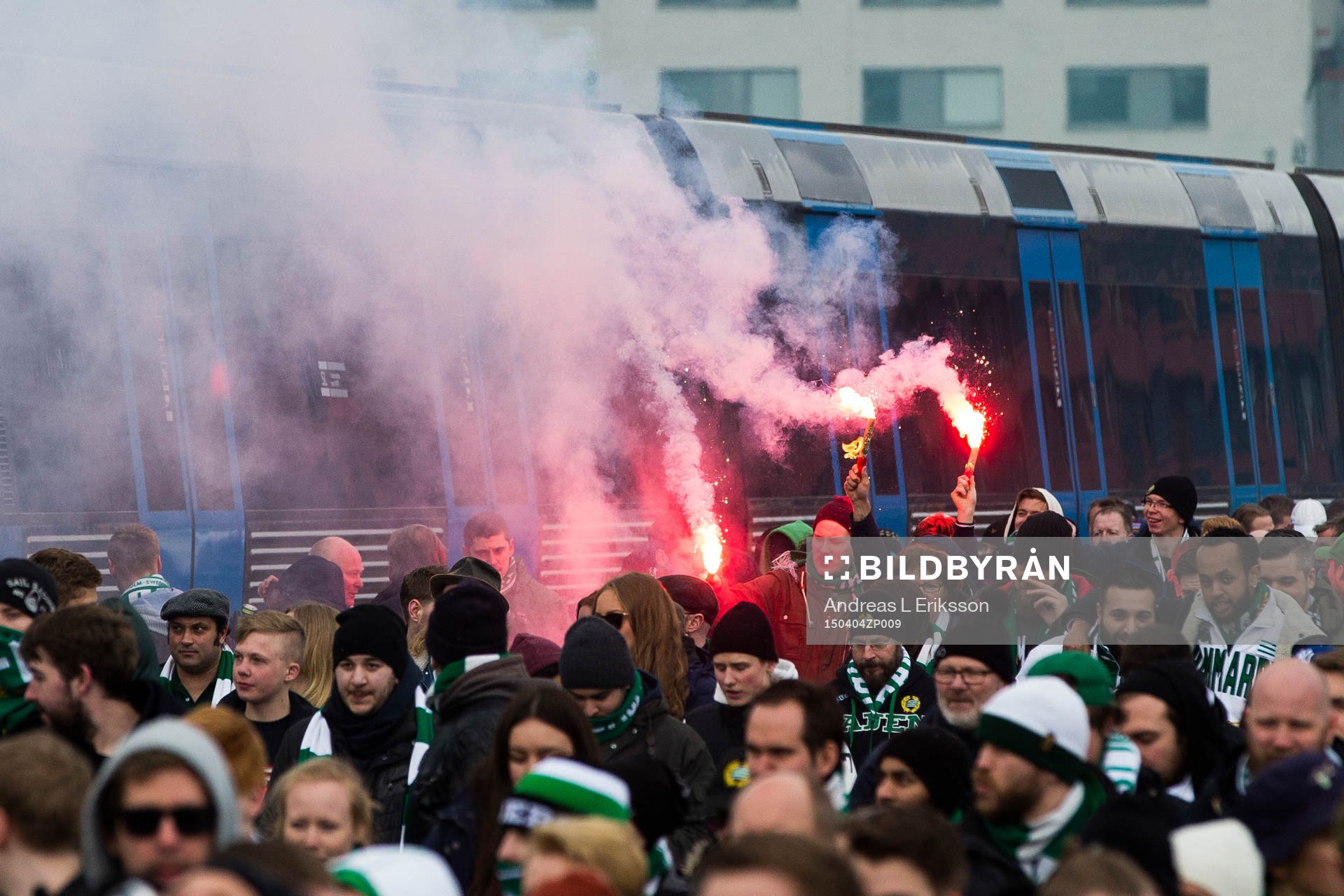 Hammarbys supportrar marscherar över Södermalm