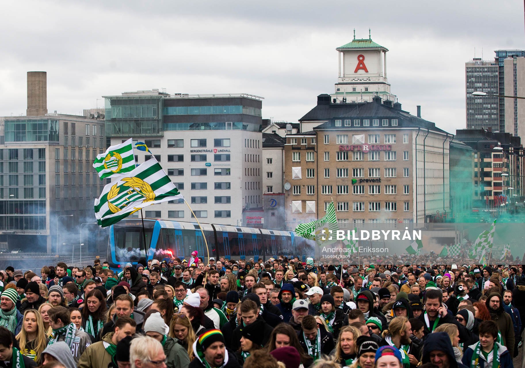 Hammarbys supportrar marscherar över Södermalm