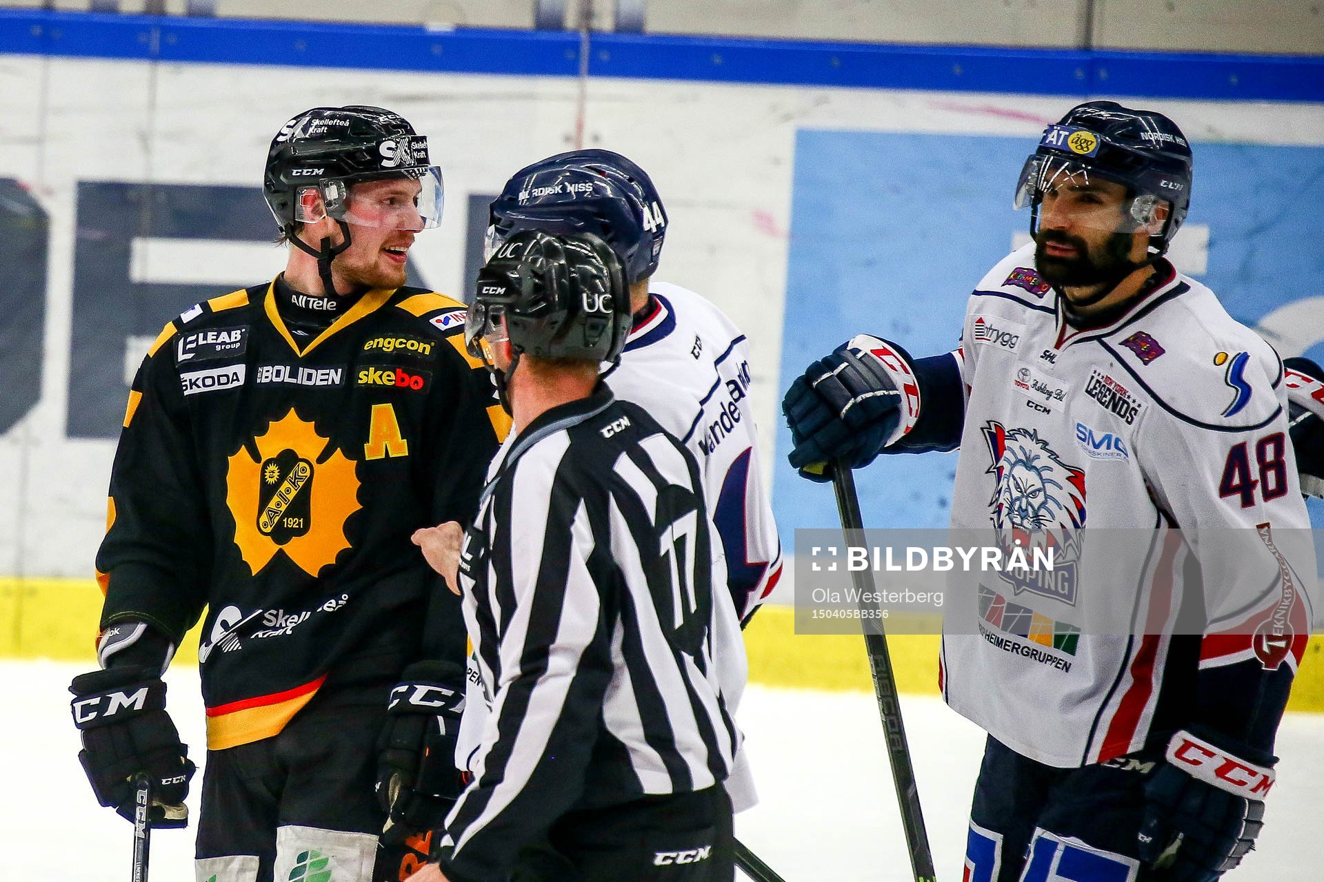 Linköpings Daniel Rahimi pratar med Skellefteås Martin