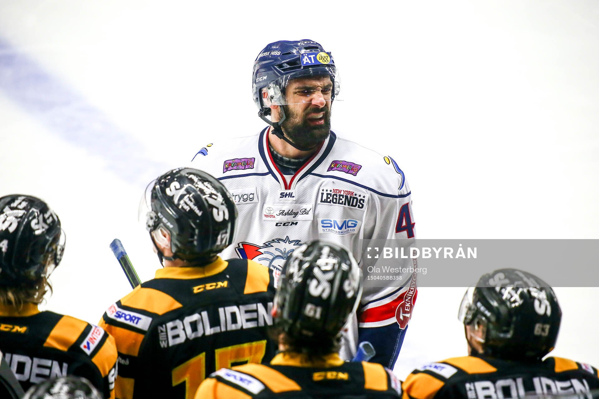 Linköpings Daniel Rahimi pratar med Skellefteås bänk