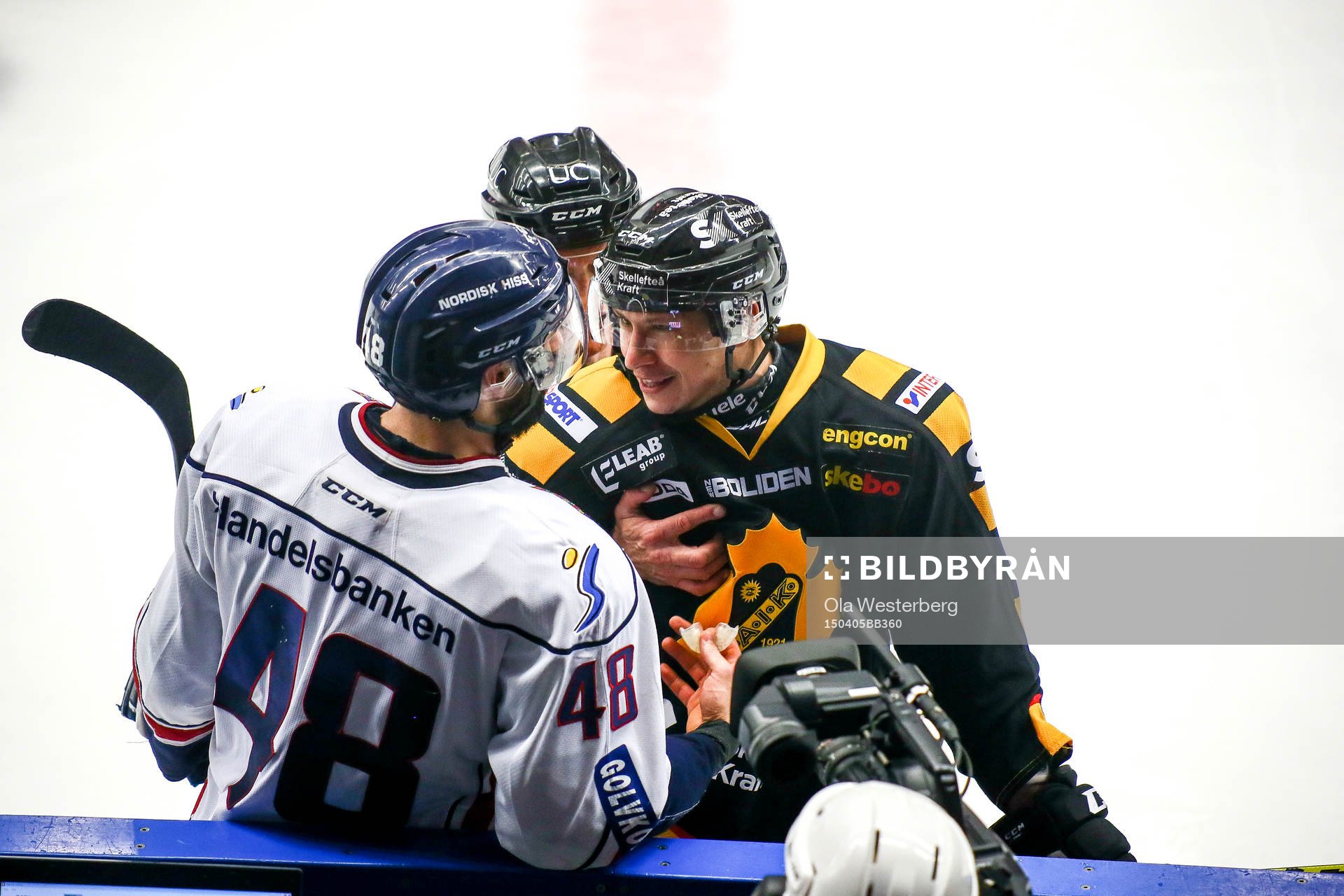 Linköpings Daniel Rahimi pratar med Skellefteås Martin