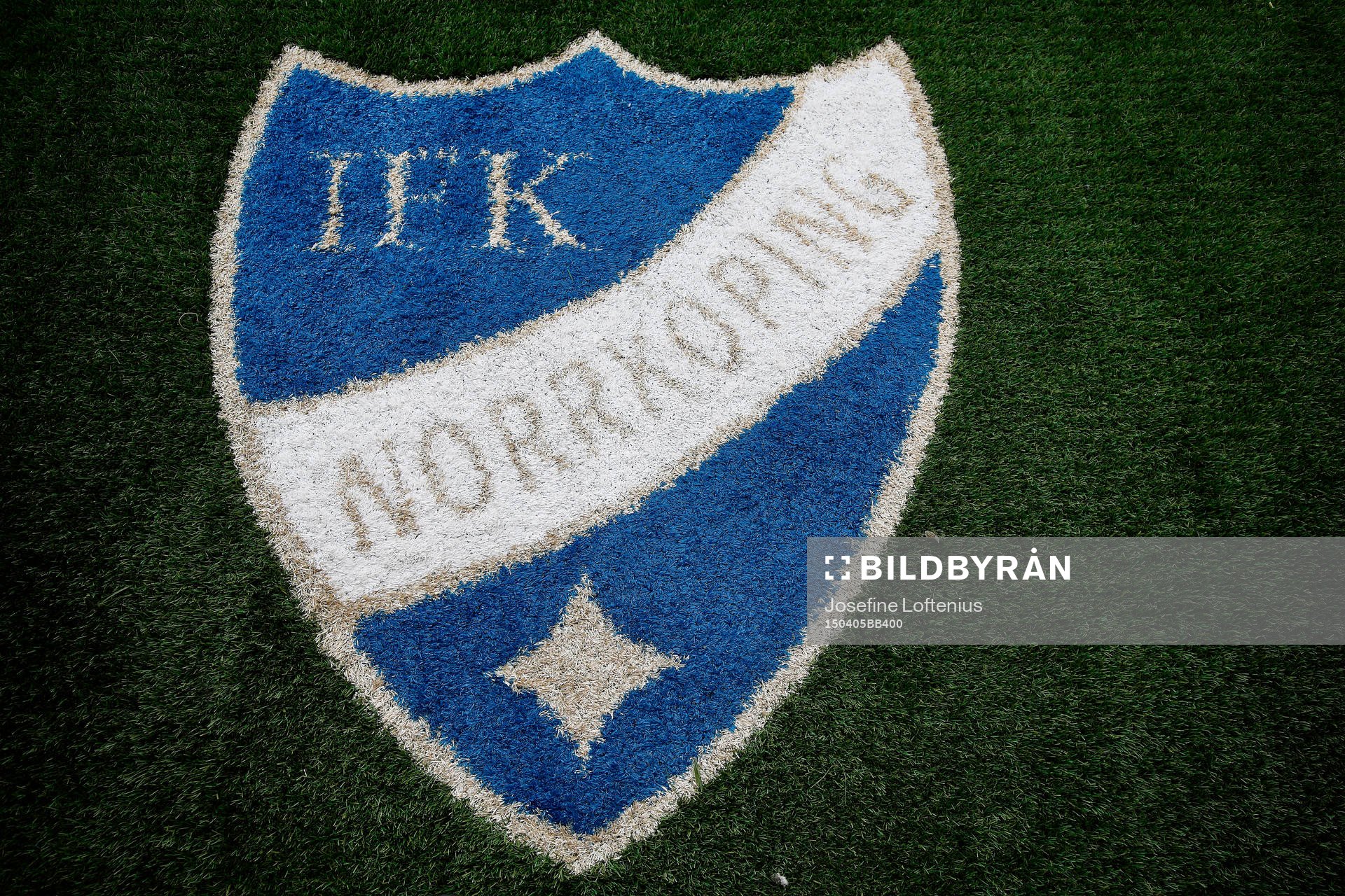 IFK Norrköpings logo på konstgräset på Nya Parken