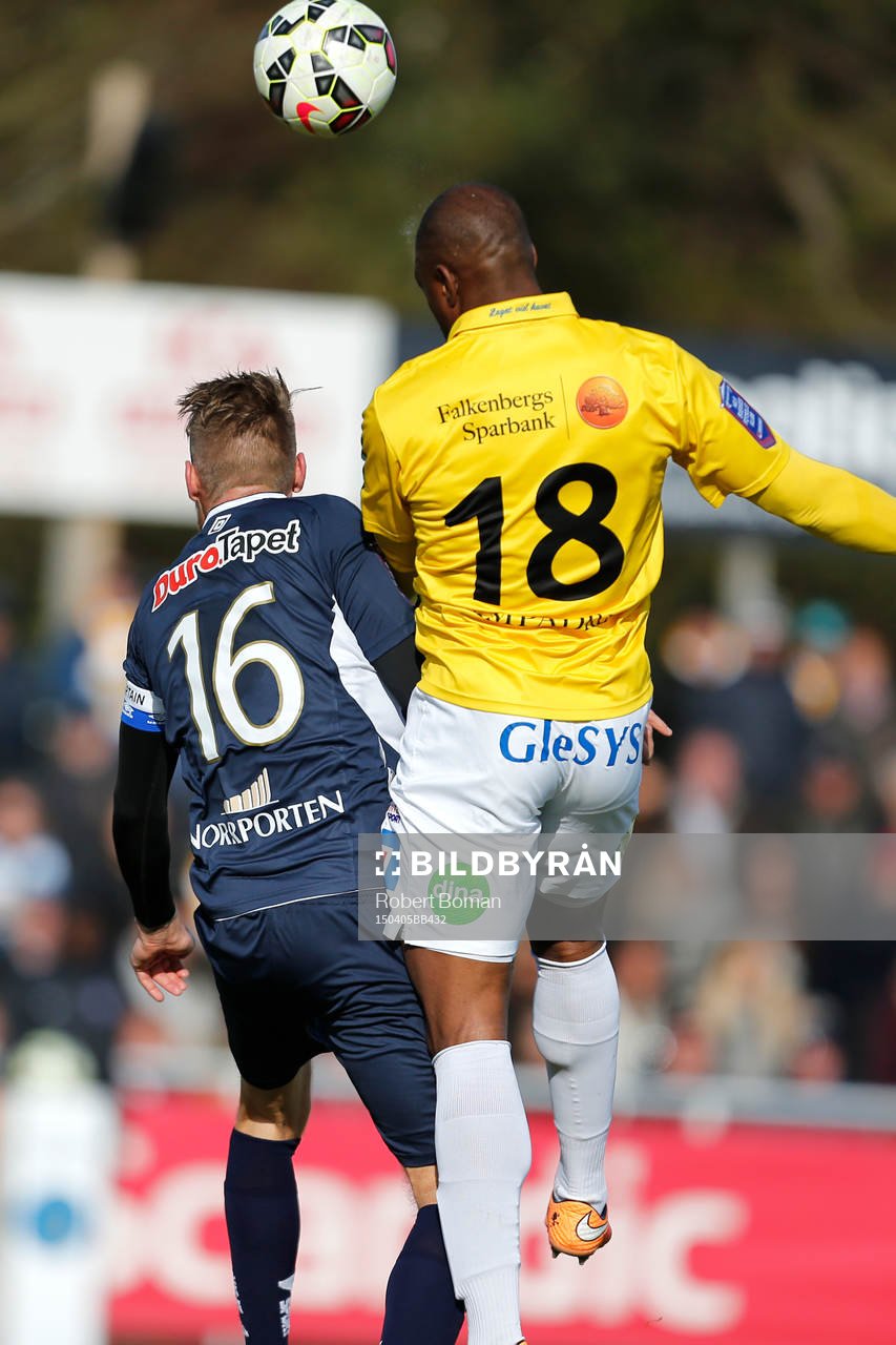 Gefles David Fällman och Falkenbergs Hakeem Araba i luft