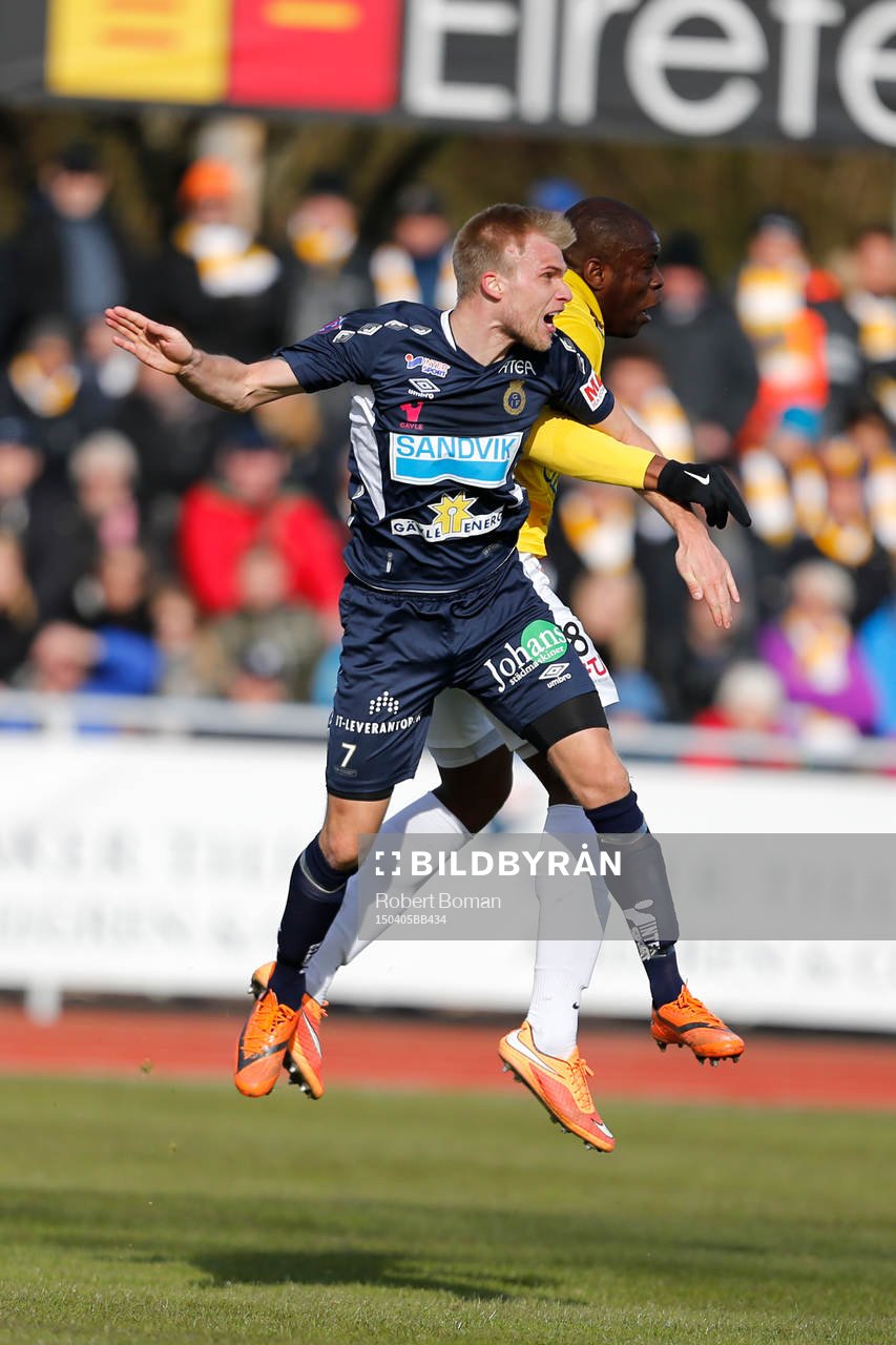 Gefles Robin Nilsson och Falkenbergs Hakeem Araba i duell under fotbollsmatchen i Allsvenskan mellan Falkenberg och Gefle den 5 April 2015 i Falkenberg.