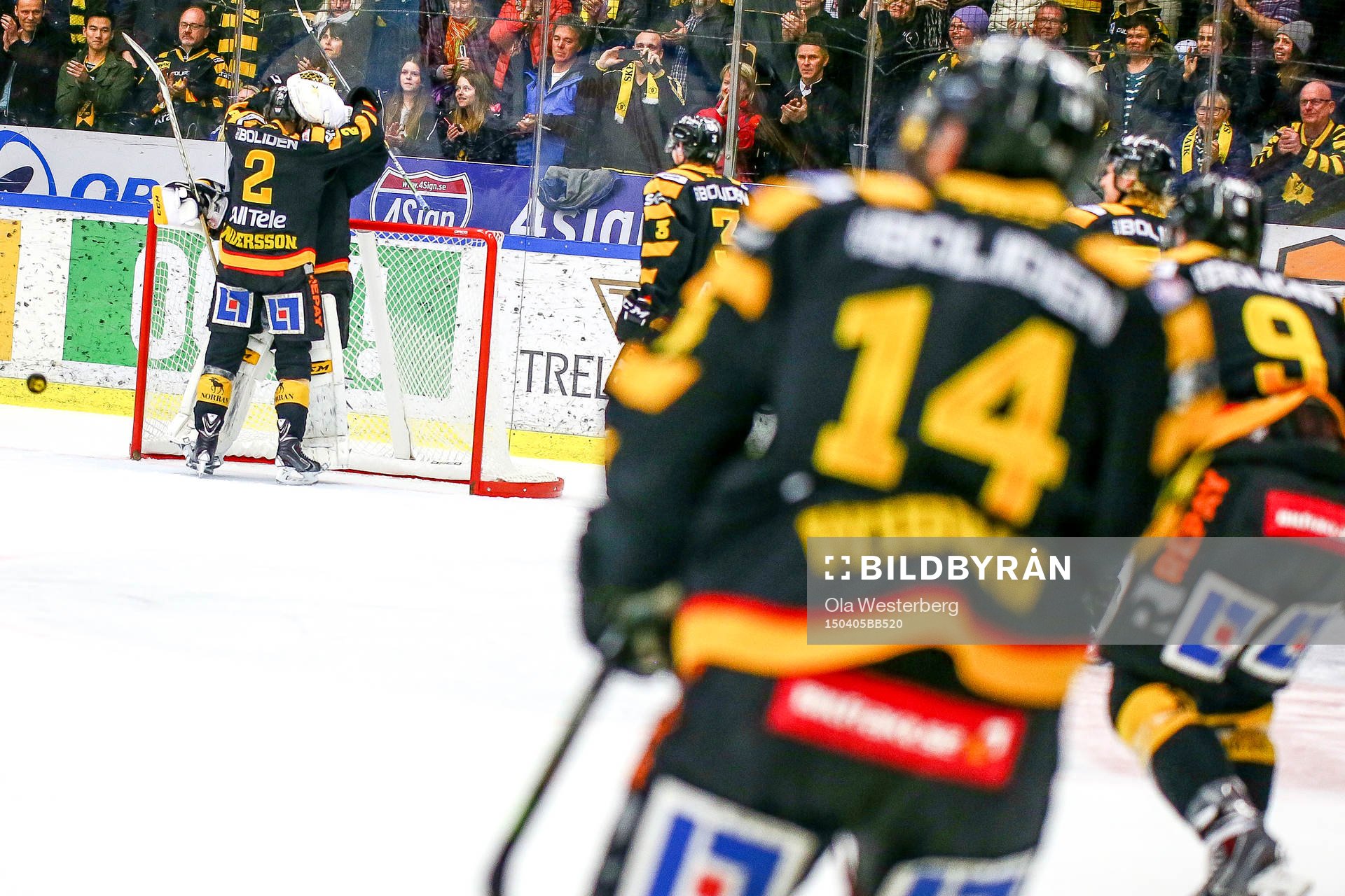 Skellefteås Erik Andersson  och målvakt Markus Svensson