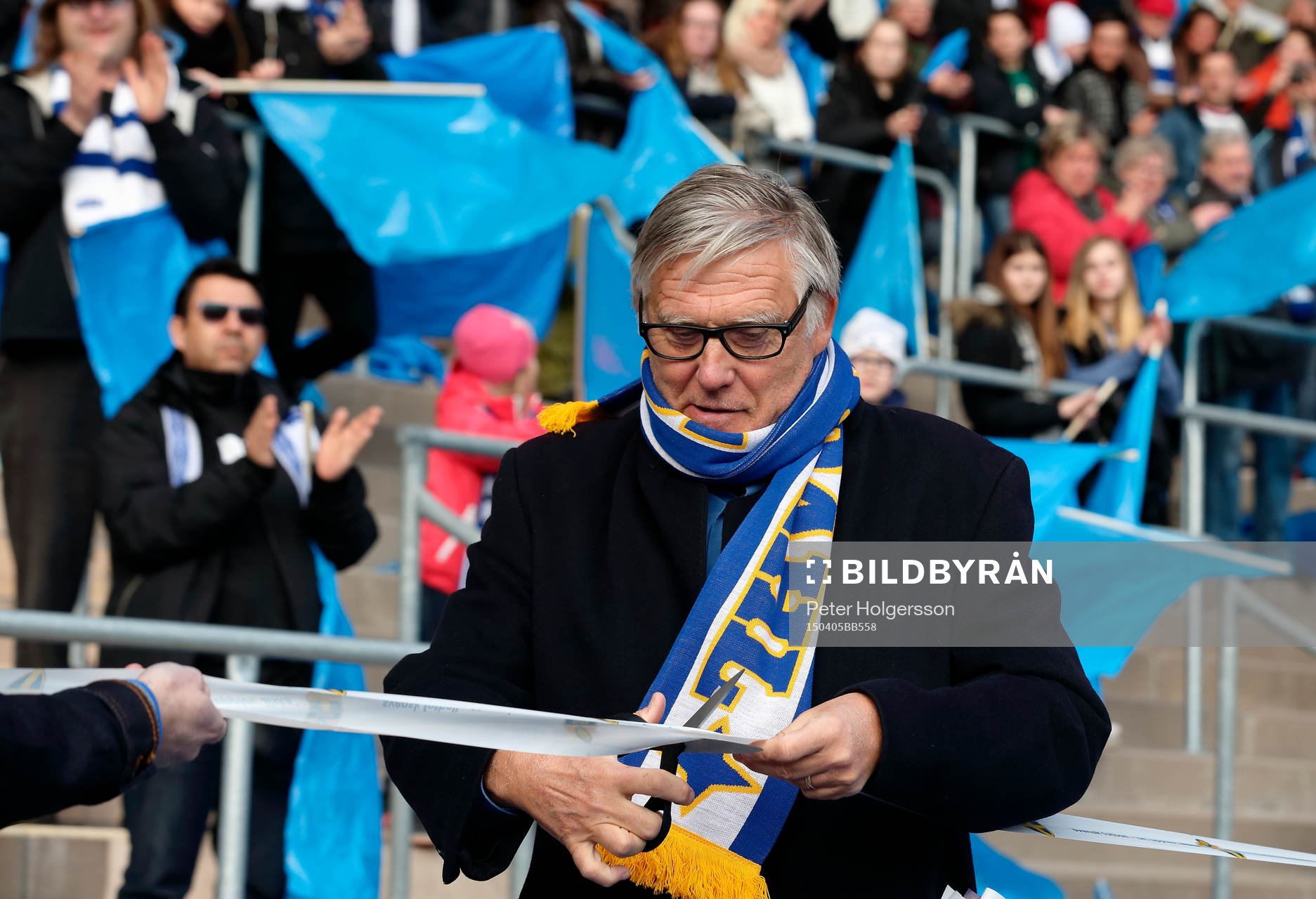 Thomas Nordahl klipper bandet för nya ståplatsläktaren