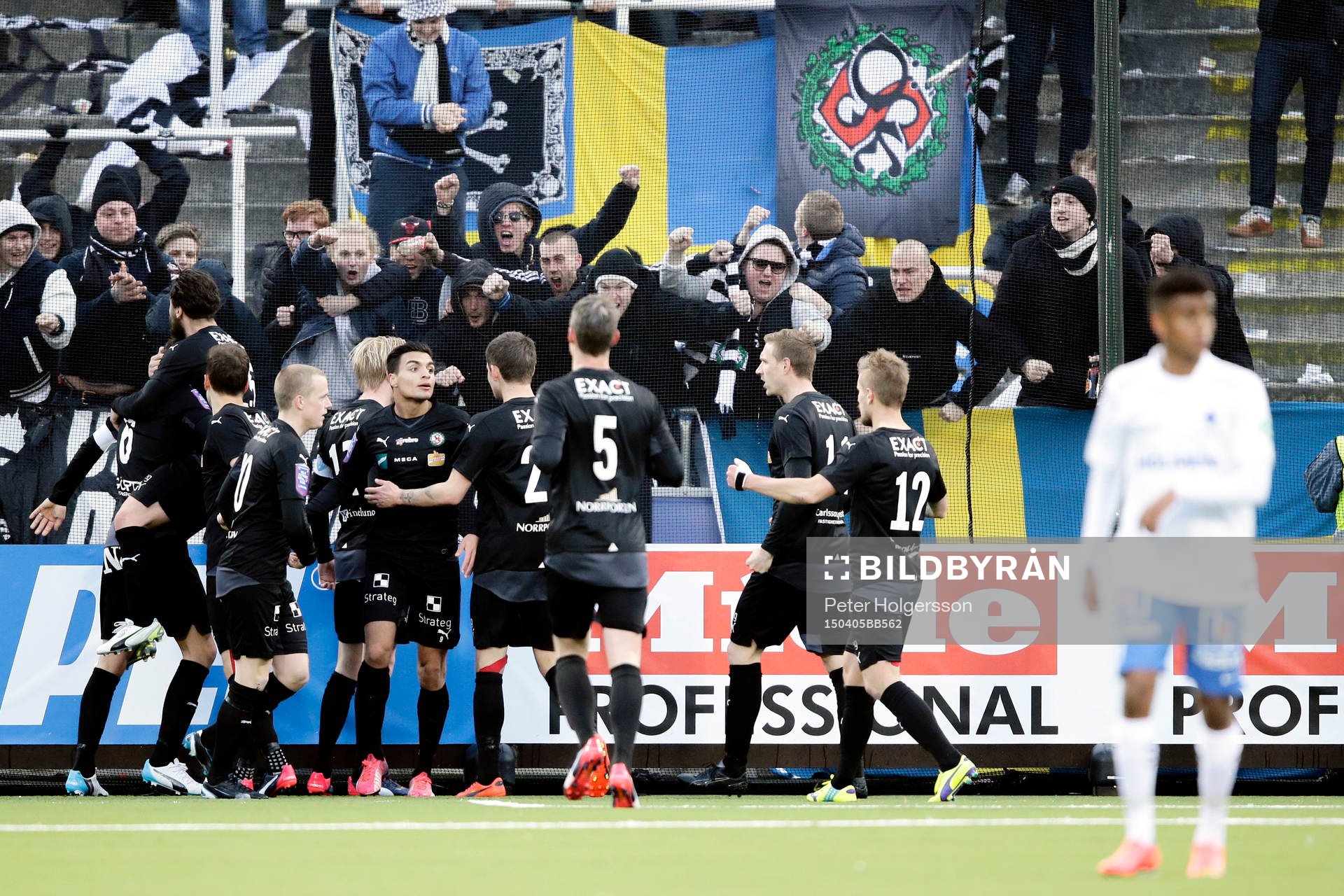 Örebros Robert Åhman Persson jublar