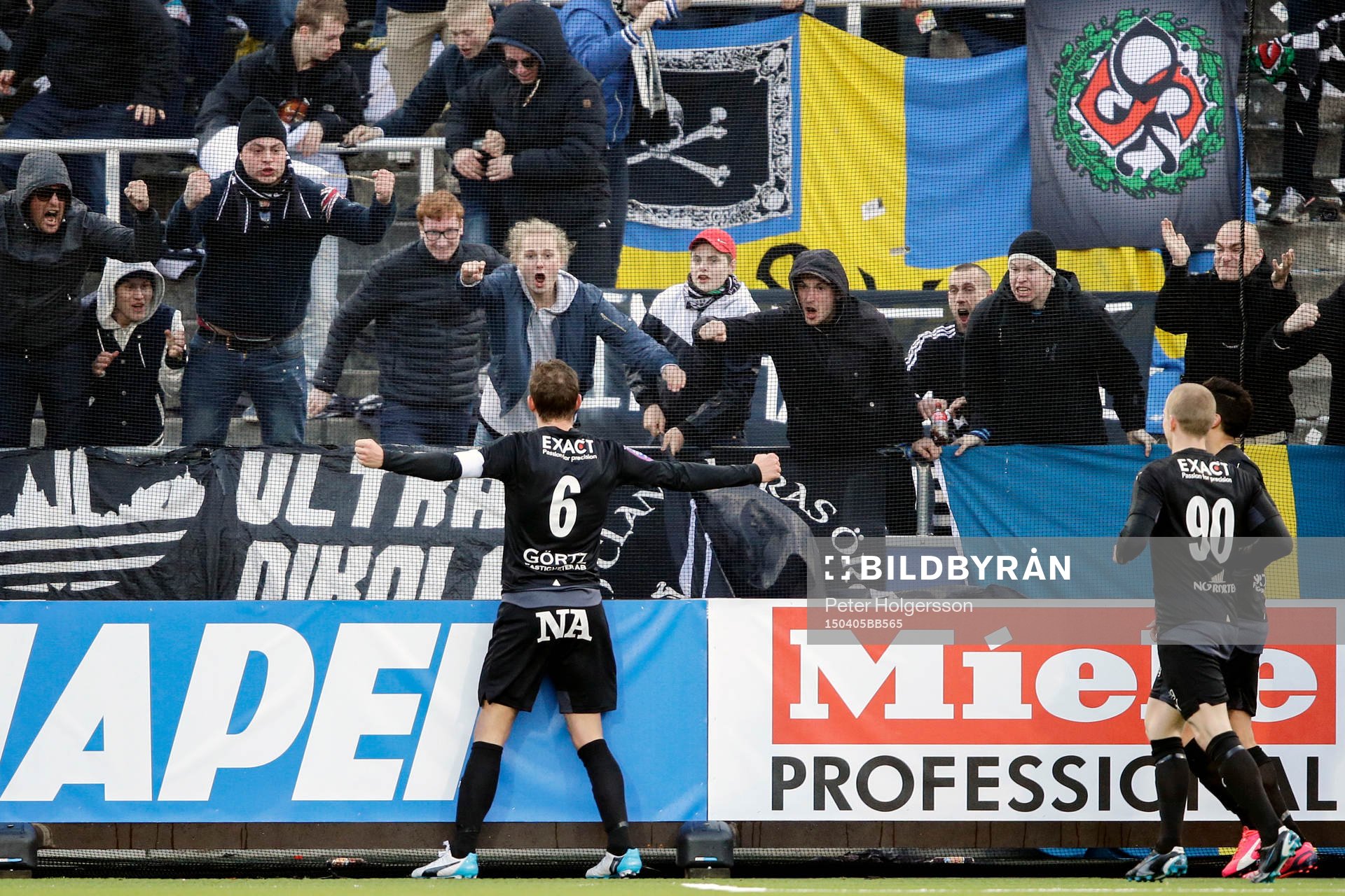 Örebros Robert Åhman Persson jublar
