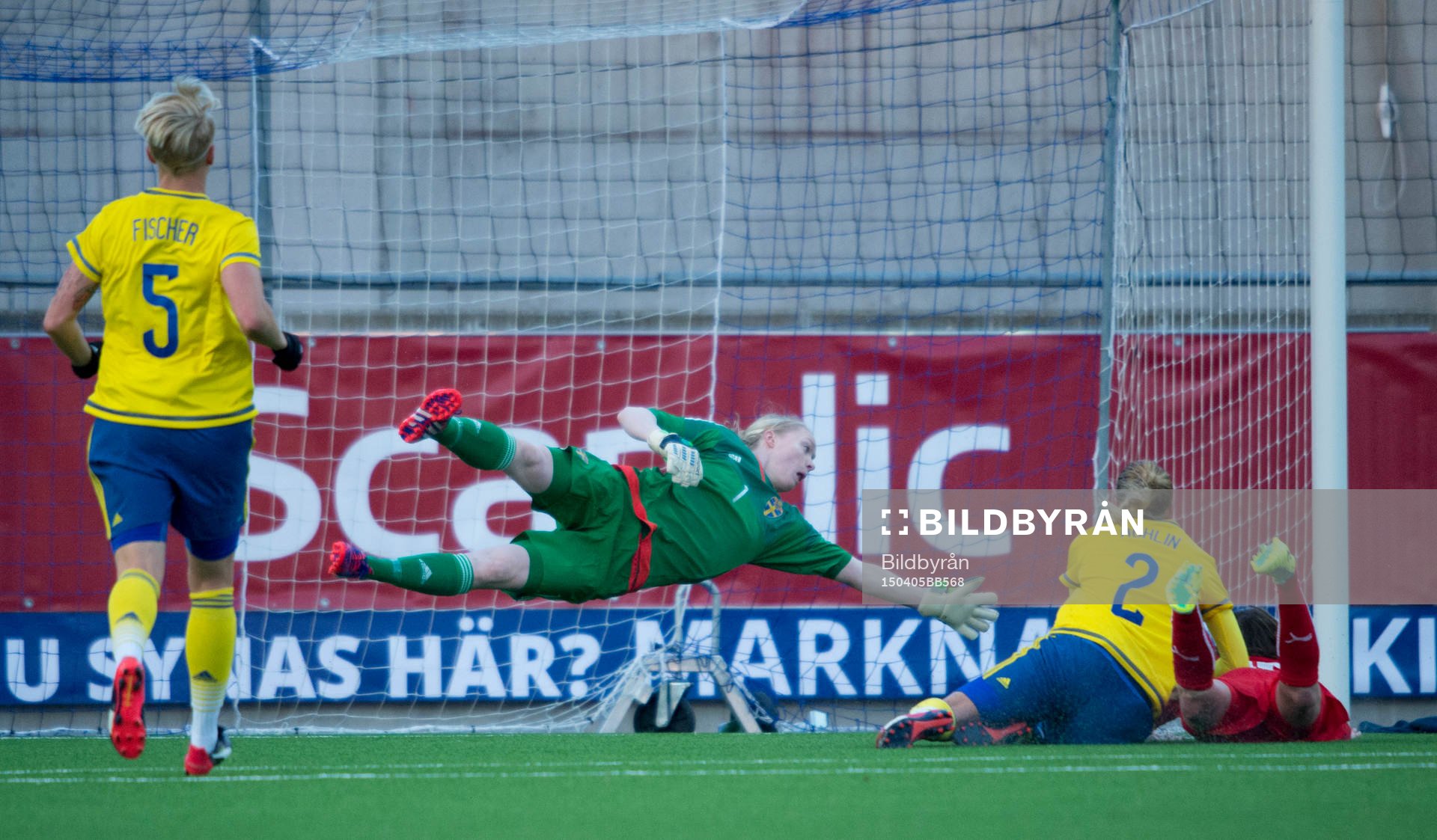 Schhweiz Fabienne Humm gör 0-2 bakom Sveriges målvakt