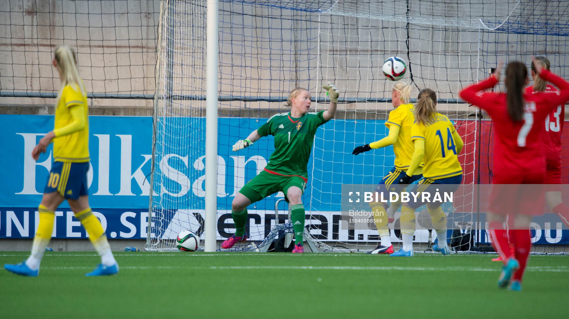 Sveriges målvakt Hedvig Lindahl släpper in 0-1 målet under landskampen i fotboll för damer mellan Sverige och Schweiz den 5 april 2015 i Eskilstuna.