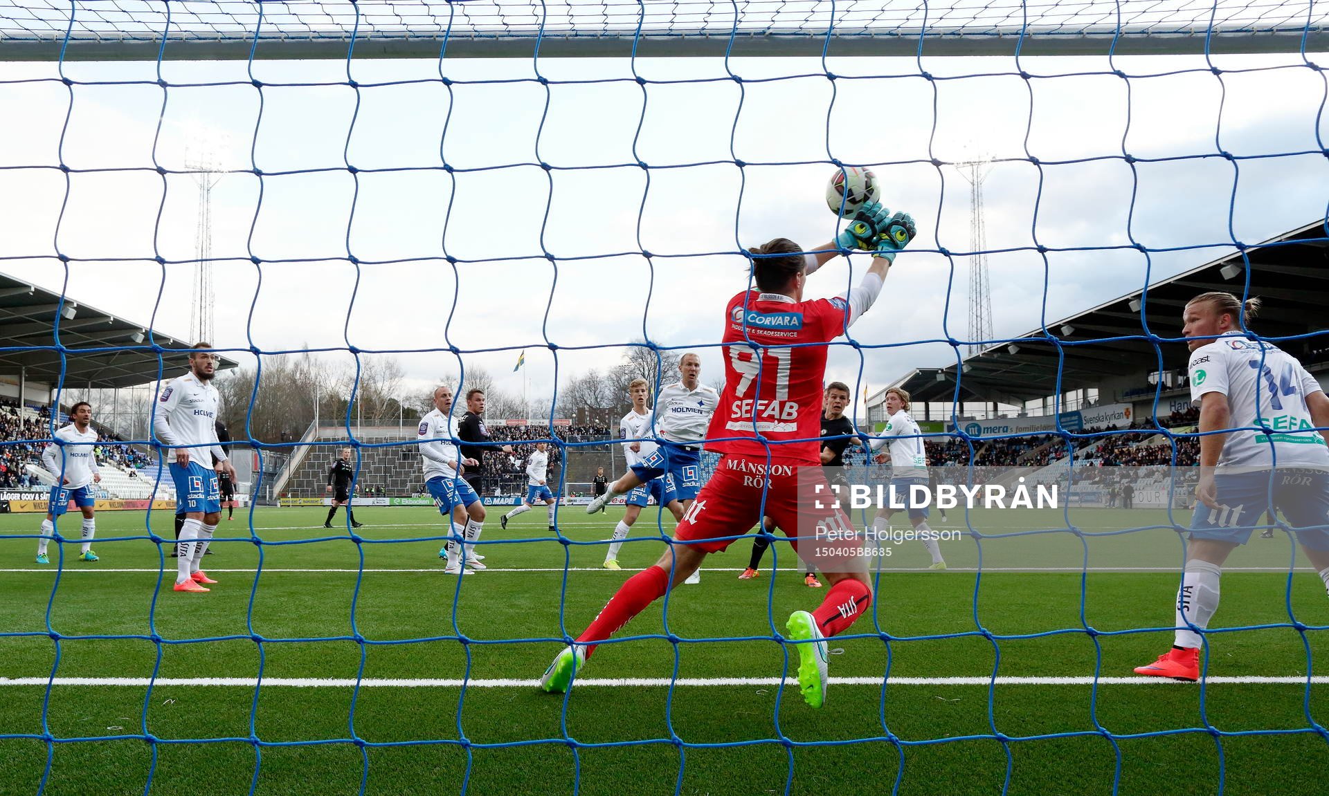 Räddning av Norrköpings målvakt David Mitov Nilsson