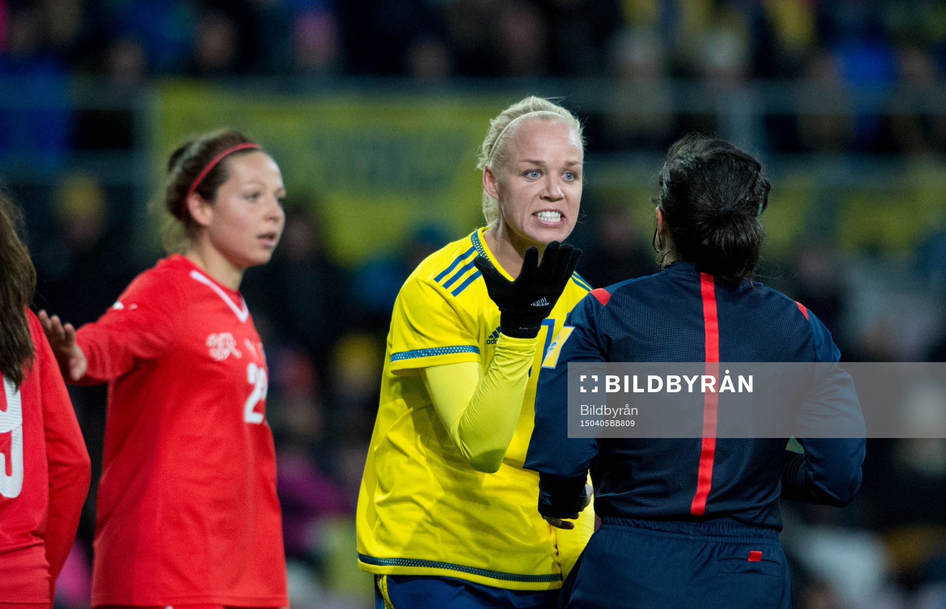 Sveriges Caroline Seger skäller på domaren Riem Hussein