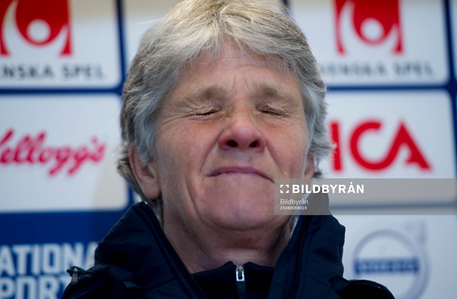 Sveriges tränare Pia Sundhage deppar på presskonferensen