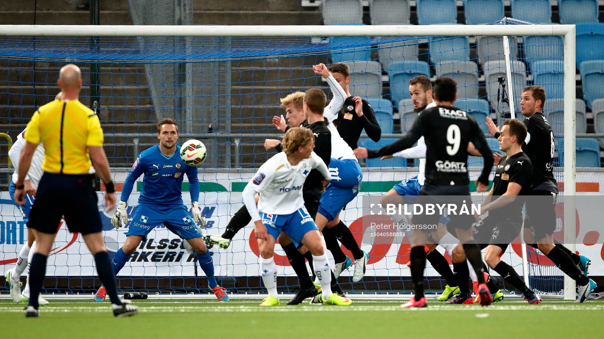 Spel framför Örebros mål med målvakt Oscar Jansson under fotbollsmatchen i Allsvenskan mellan Norrköping och Örebro den 05 april 2015 i Norrköping.