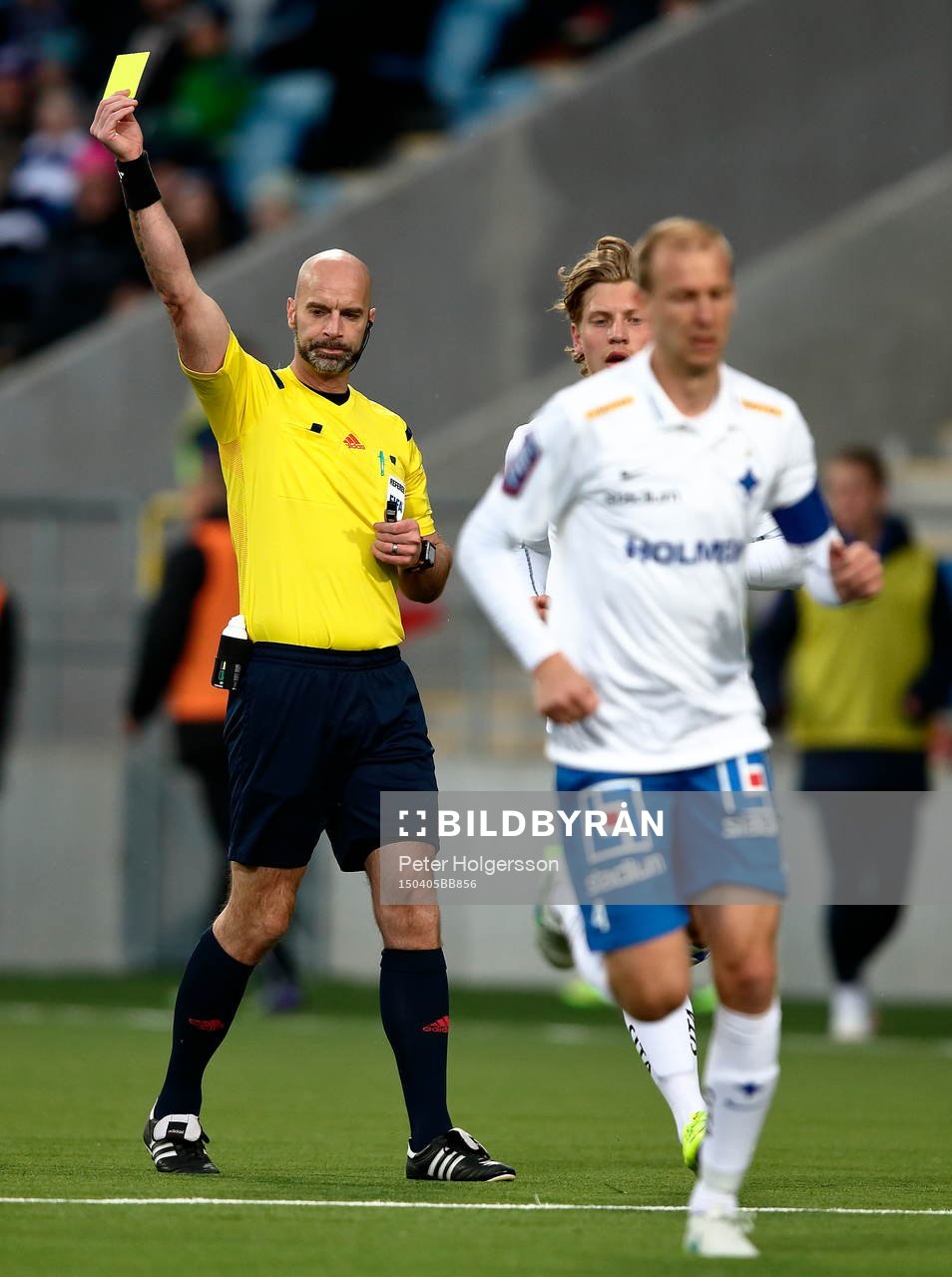 Domare Stefan Johannesson ger gult kort