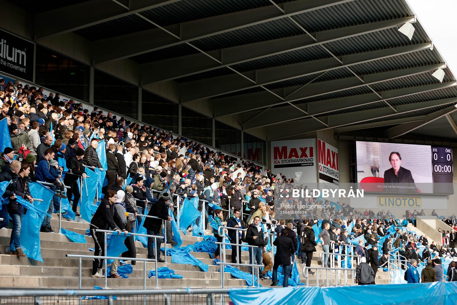 Norrköpings supporters får hälsning från Italien under fotbollsmatchen i Allsvenskan mellan Norrköping och Örebro den 05 april 2015 i Norrköping.