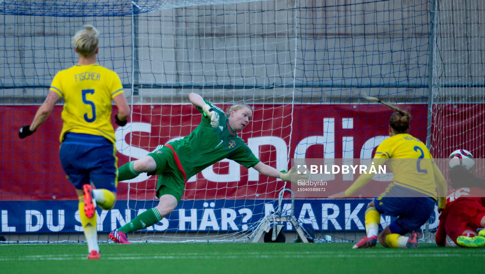 Fabienne Hummgör 2-0 bakom Sveriges målvakt Hedvig Lindahl