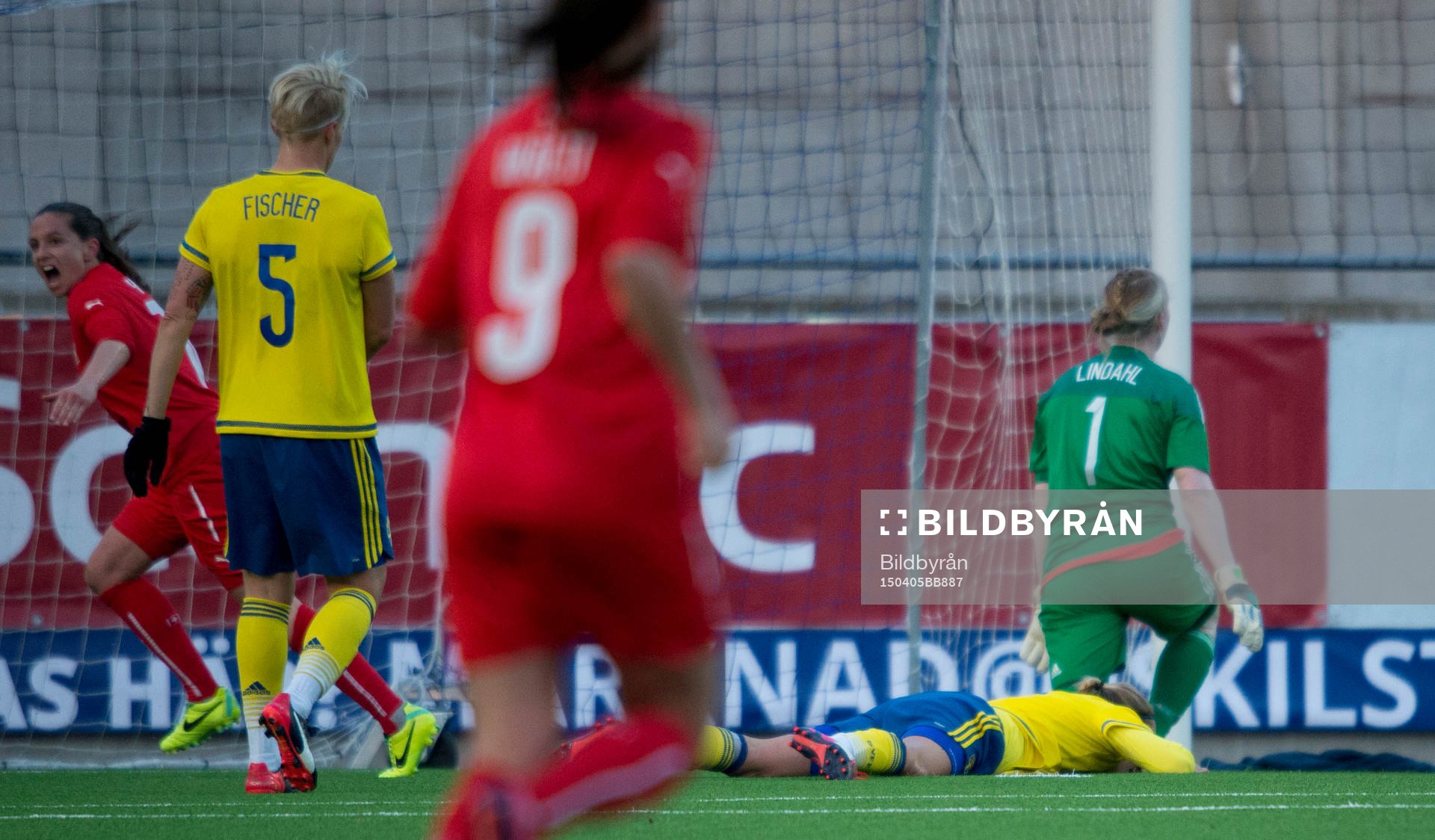 Schhweiz Fabienne Humm gör 0-2 bakom Sveriges målvakt