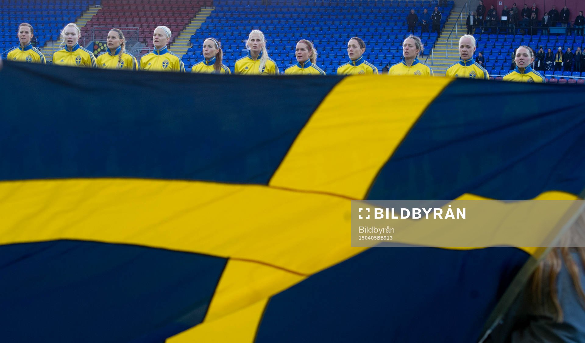 Sveriges start elva med svensk flagga innan landskampen i