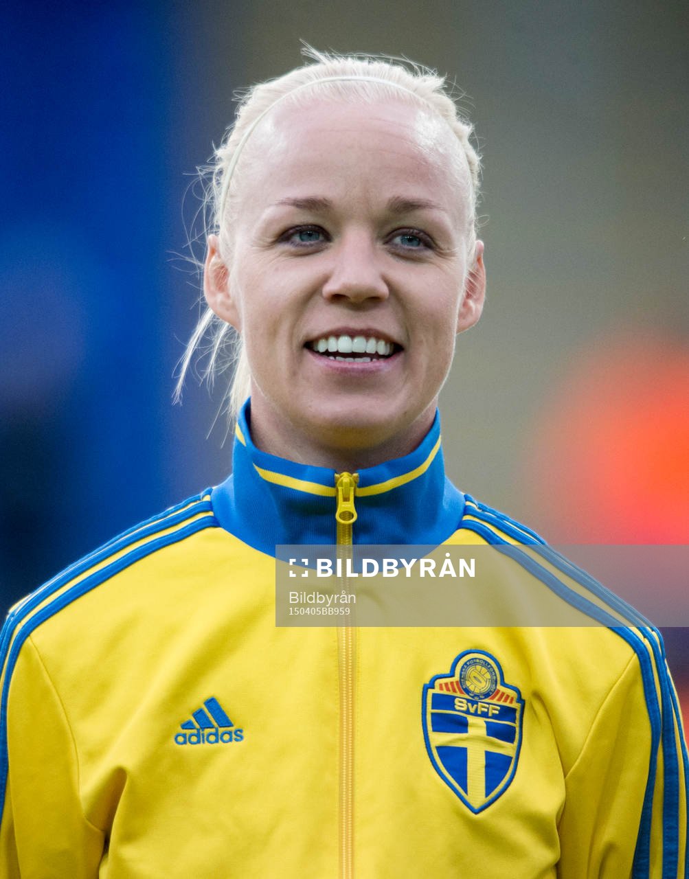  Sveriges Caroline Seger under nationalsången inför landskampen i fotboll för damer mellan Sverige och Schweiz den 5 april 2015 i Eskilstuna.