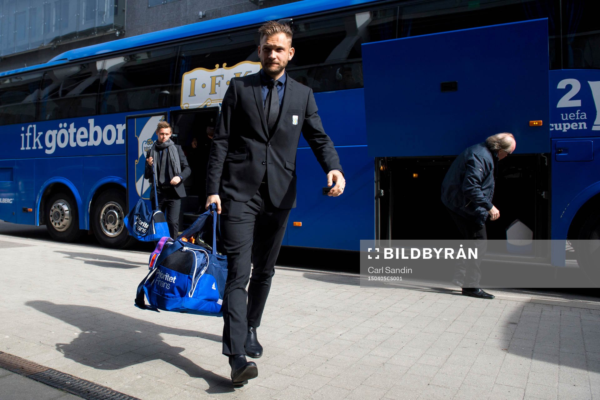 IFK Göteborgs Jakob Ankersen och målvakt John Alvbåge anländer till arenan inför en fotbollsmatch i Allsvenskan mellan IFK Göteborg och Åvidaberg den 05 april 2015 i Göteborg.