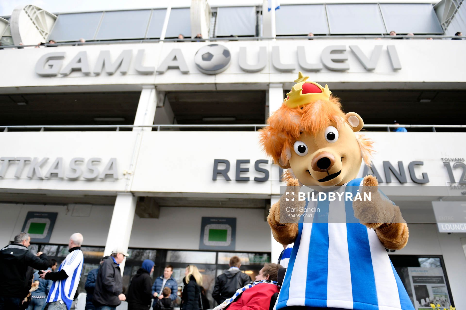 IFK Göteborgs maskot Leo utanför Gamla Ullevi